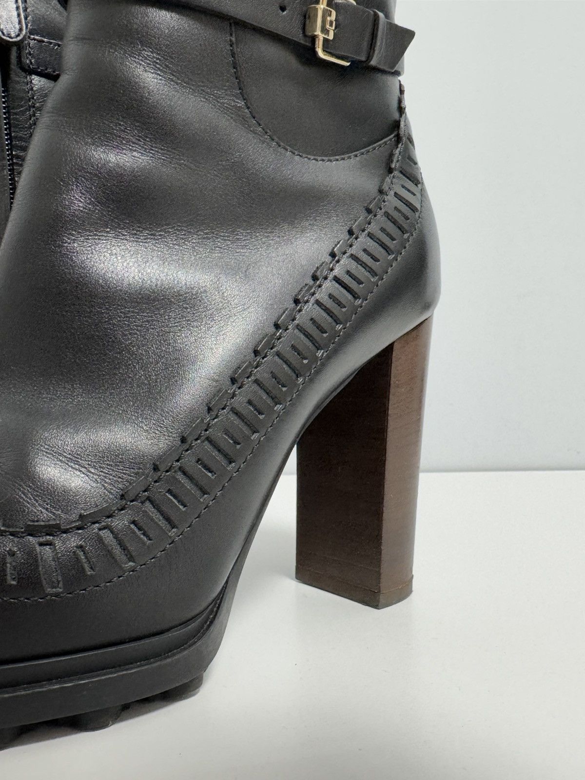 Tod's Tod’s Buckled Laser-cut Glossed-leather Ankle Boots In Nero Size US 6 / IT 36 - 9 Thumbnail