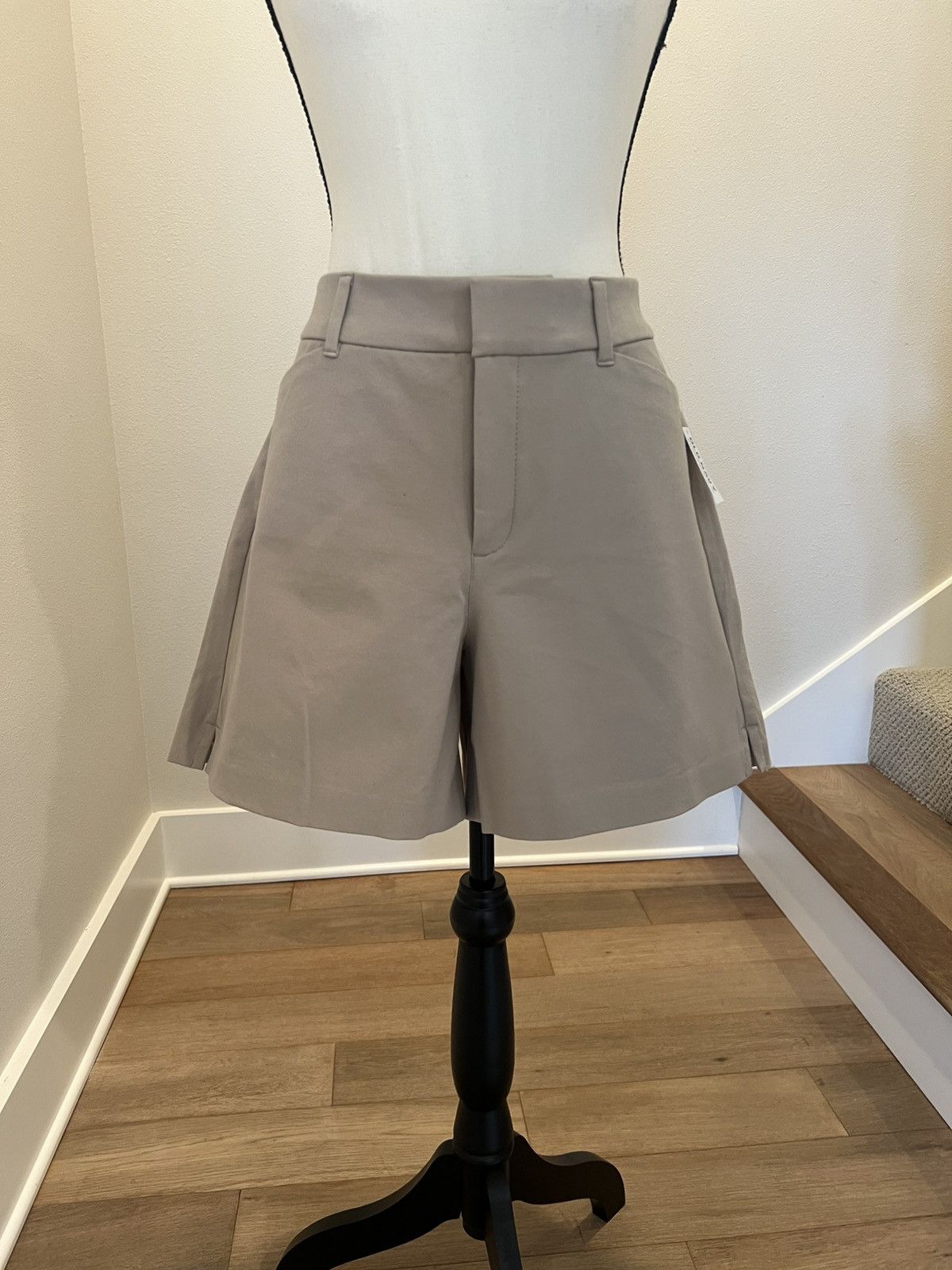 Old Navy New Old Navy tan Woman’s Shorts Size 12 Size 34" / US 12 / IT 48 - 1 Thumbnail