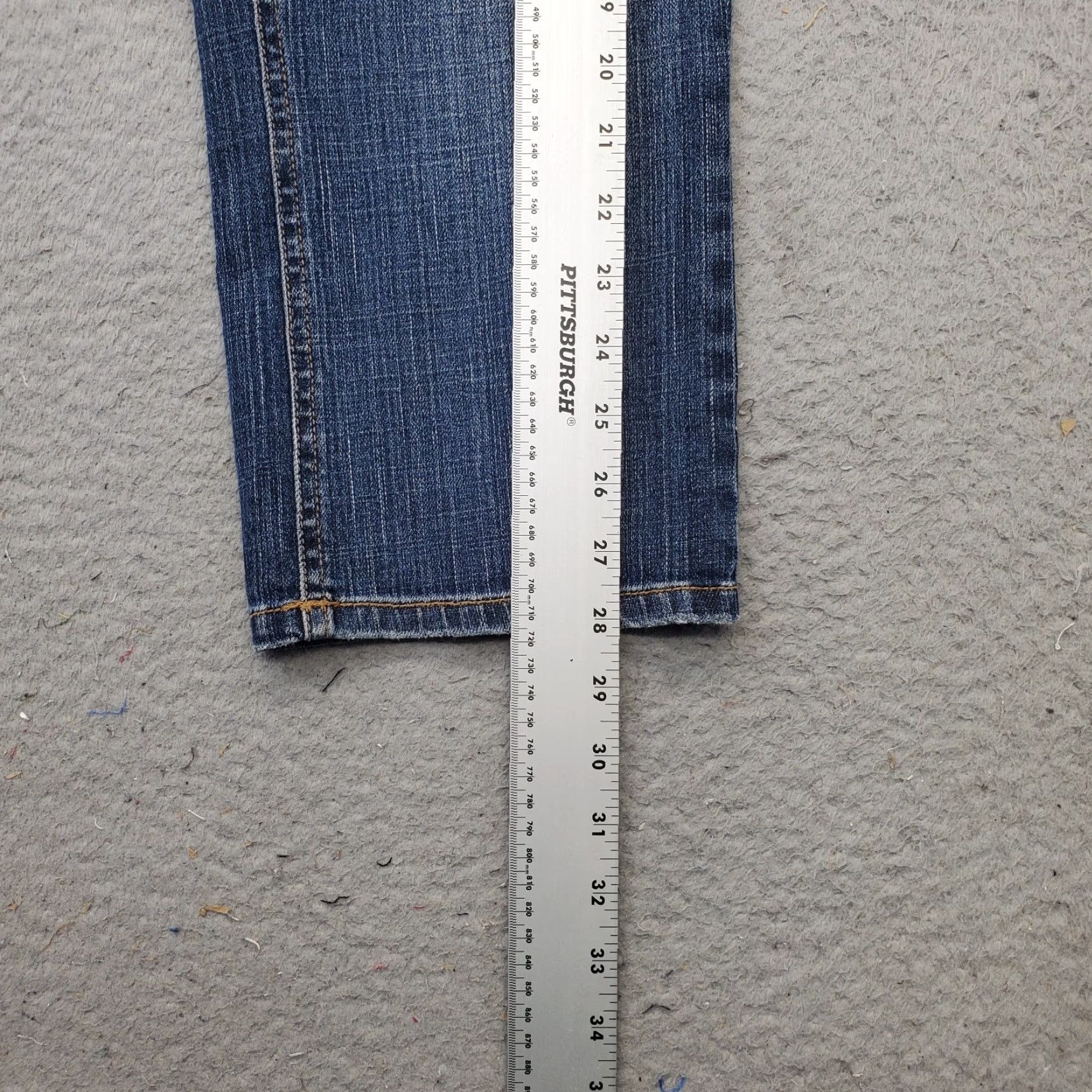 Tommy Hilfiger Tommy Hilfiger Capri Jeans Women 6 Blue Denim Whiskered Medium Wash Straight Leg jeans Women 6 Blue Denim Capri Whiskered Medium Wash Straight Leg Size 28" / US 6 / IT 42 - 3 Thumbnail