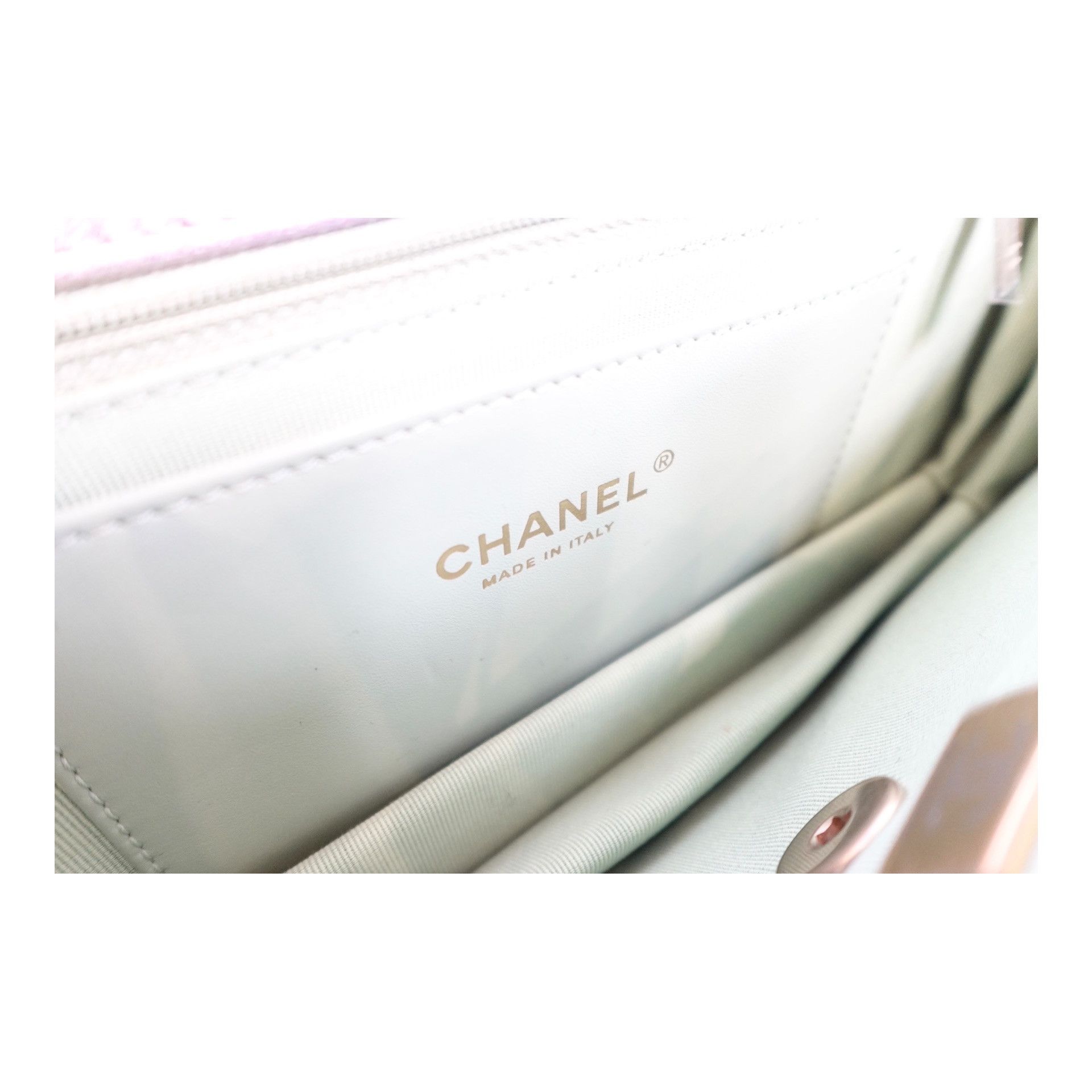 Chanel Chanel Gradient Metallic Lambskin Quilted Walking Mood Flap Size ONE SIZE - 8 Thumbnail