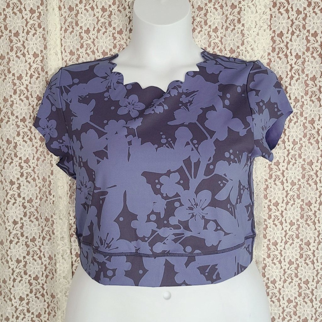 American Eagle Outfitters American eagle blue floral print scalloped crop top size XL Size XL / US 12-14 / IT 48-50 - 1 Thumbnail