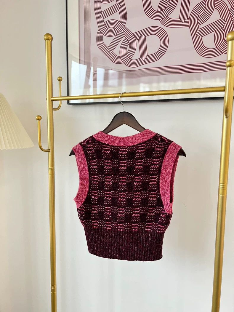 Chanel Chanel Rose-red plaid V-neck cashmere knitted vest Size XS / US 0-2 / IT 36-38 - 2 Thumbnail