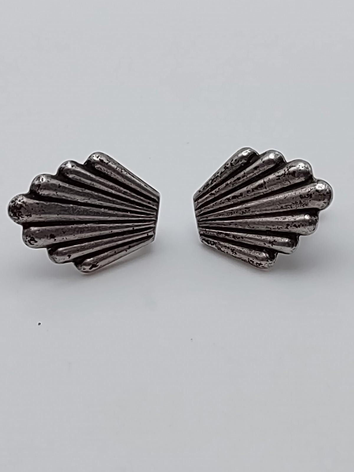 The Unbranded Brand Vintage Sterling Silver Scalloped Shell Screw Back Earrings Size ONE SIZE - 1 Thumbnail
