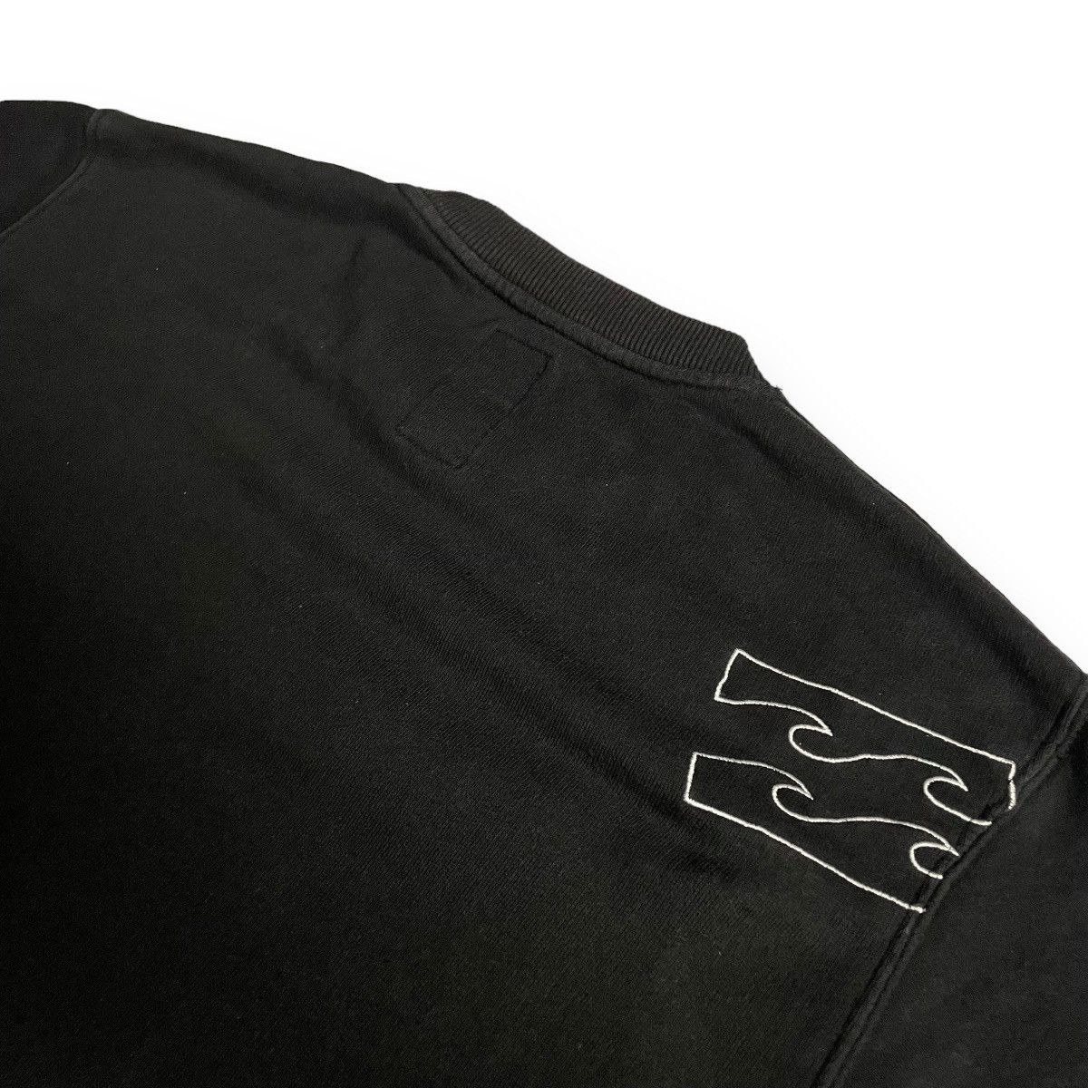 BILLABONG EMBROIDERED SPELL OUT SWEATSHIRT