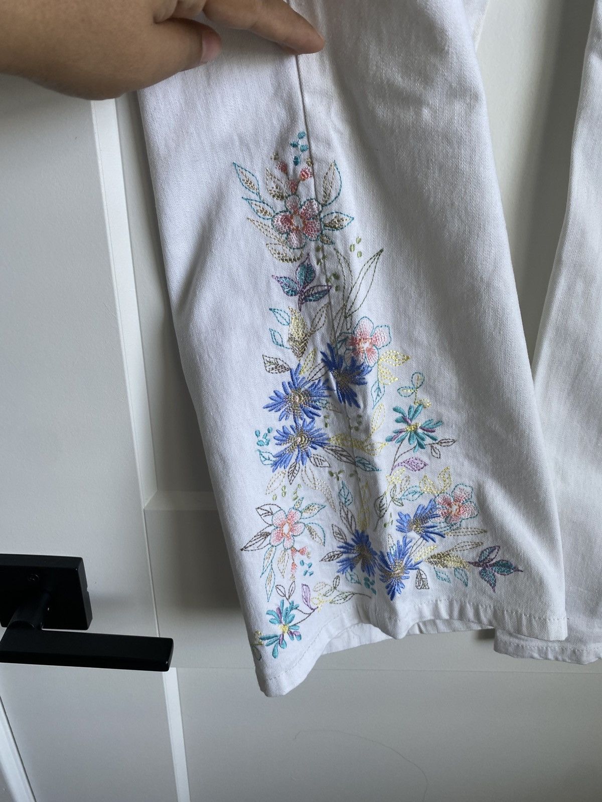 Denim & Co. Denim & Co. Womens Denim Jeans White Embroidered Floral NWOT Size 38" / US 16 / IT 52 - 10 Thumbnail