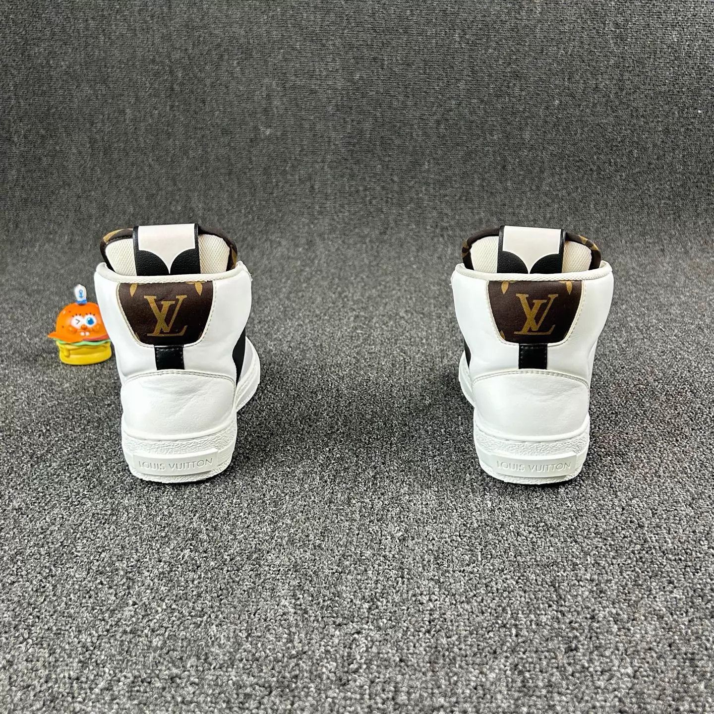 Louis Vuitton Louis Vuitton White Offset Logo Monogram Sneakers Women's 35 Size US 4.5 / IT 34.5 - 5 Thumbnail