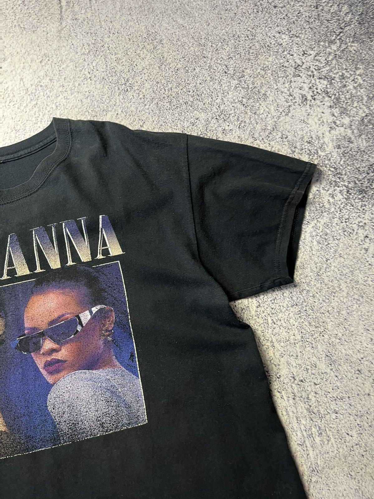 Band Tees Rihanna Vintage big logo Gildan band tee shirt Size US M / EU 48-50 / 2 - 10 Thumbnail