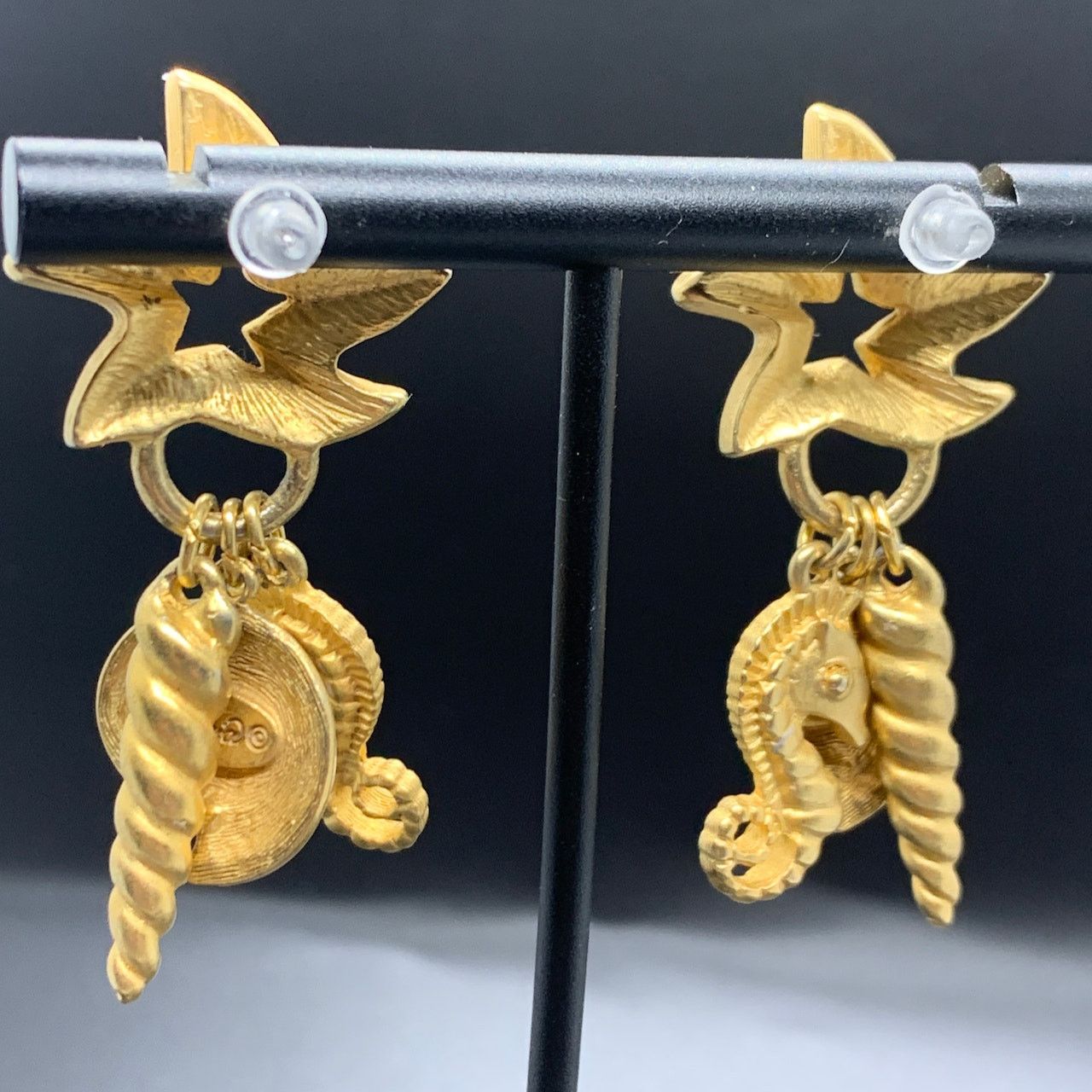 Other Signed Daria Shell Star White Enamel Gold Tone Earrings 2" Size ONE SIZE - 3 Thumbnail