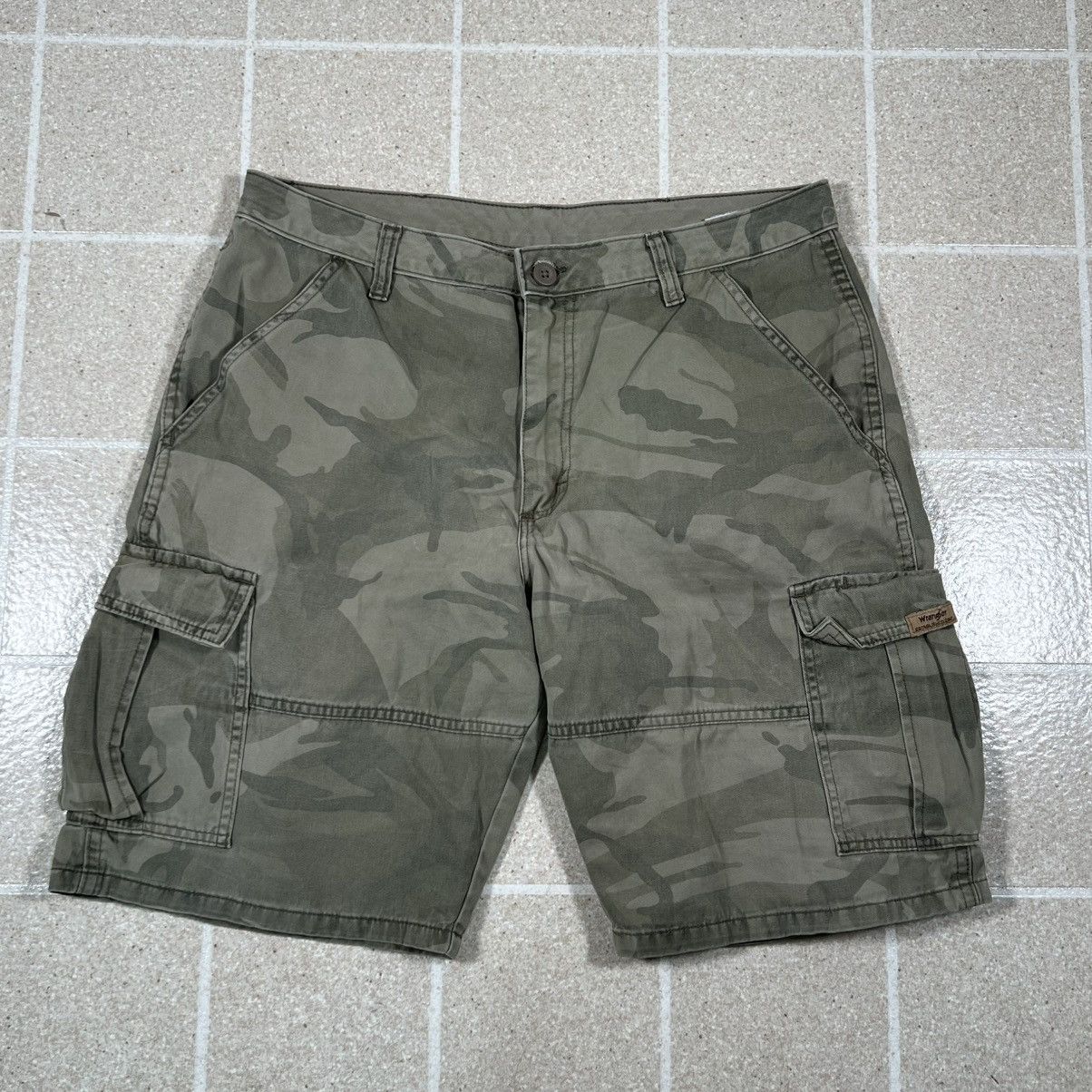 Wrangler Wrangler Cargo Shorts Camo Camouflage Utility Shorts size 34 Size US 34 / EU 50 - 1 Thumbnail