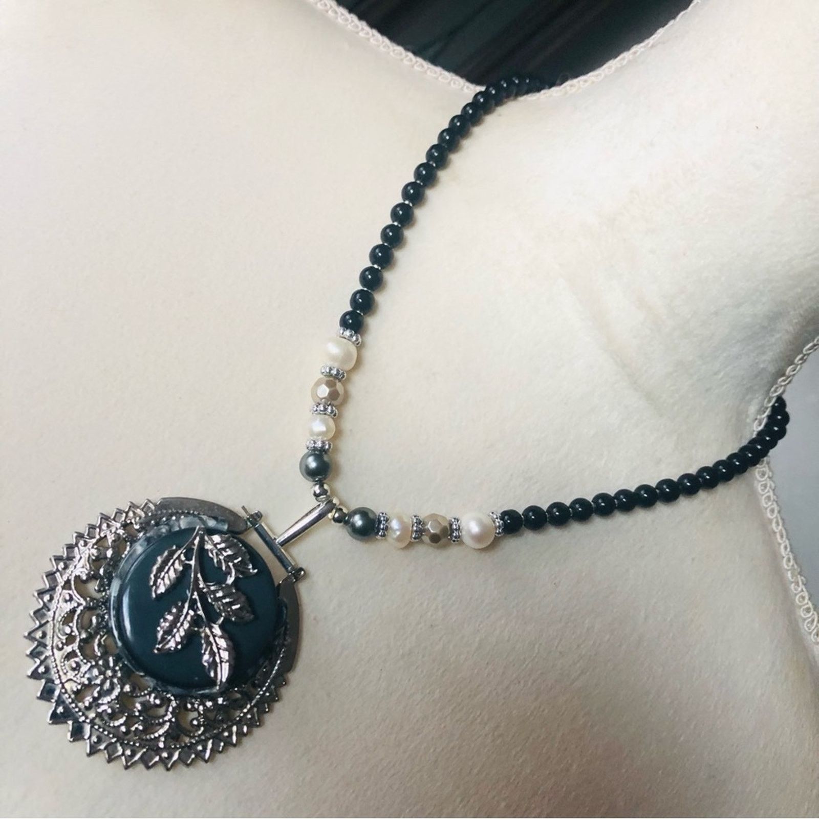 Handmade Handcrafted repurpose filigree leaf Pearl necklace Size ONE SIZE - 1 Thumbnail