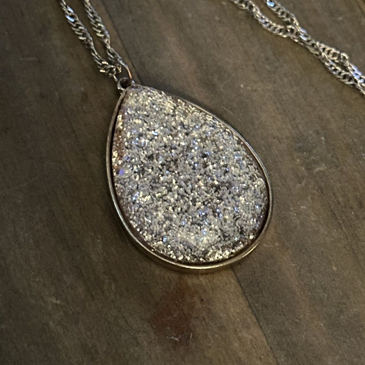 Other Gold tone gold glitter teardrop pendant necklace Size ONE SIZE - 4 Thumbnail