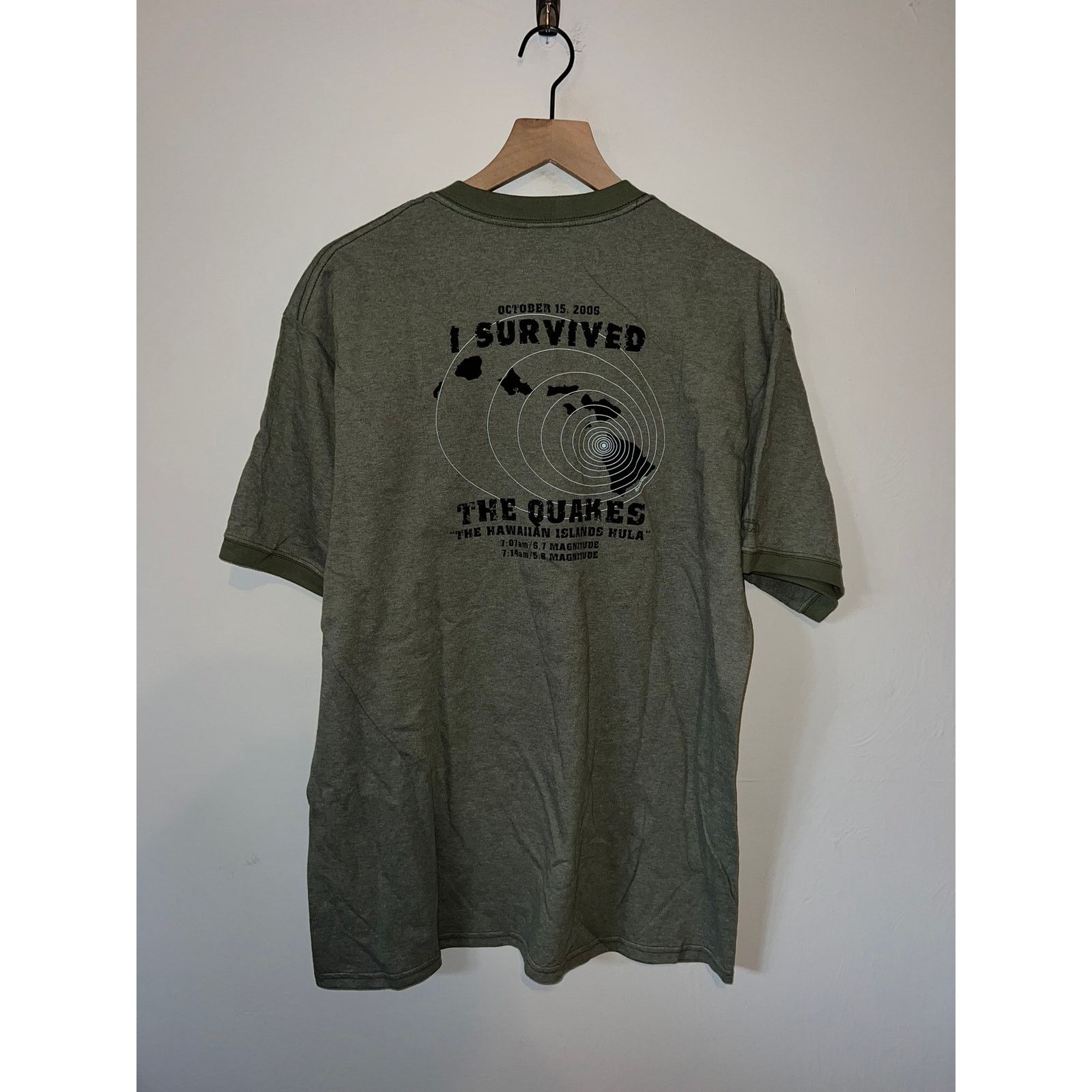 Vintage Vintage Crazy Shirts I Survived The Quakes Shirt Tee 2005 L Size US L / EU 52-54 / 3 - 7 Thumbnail