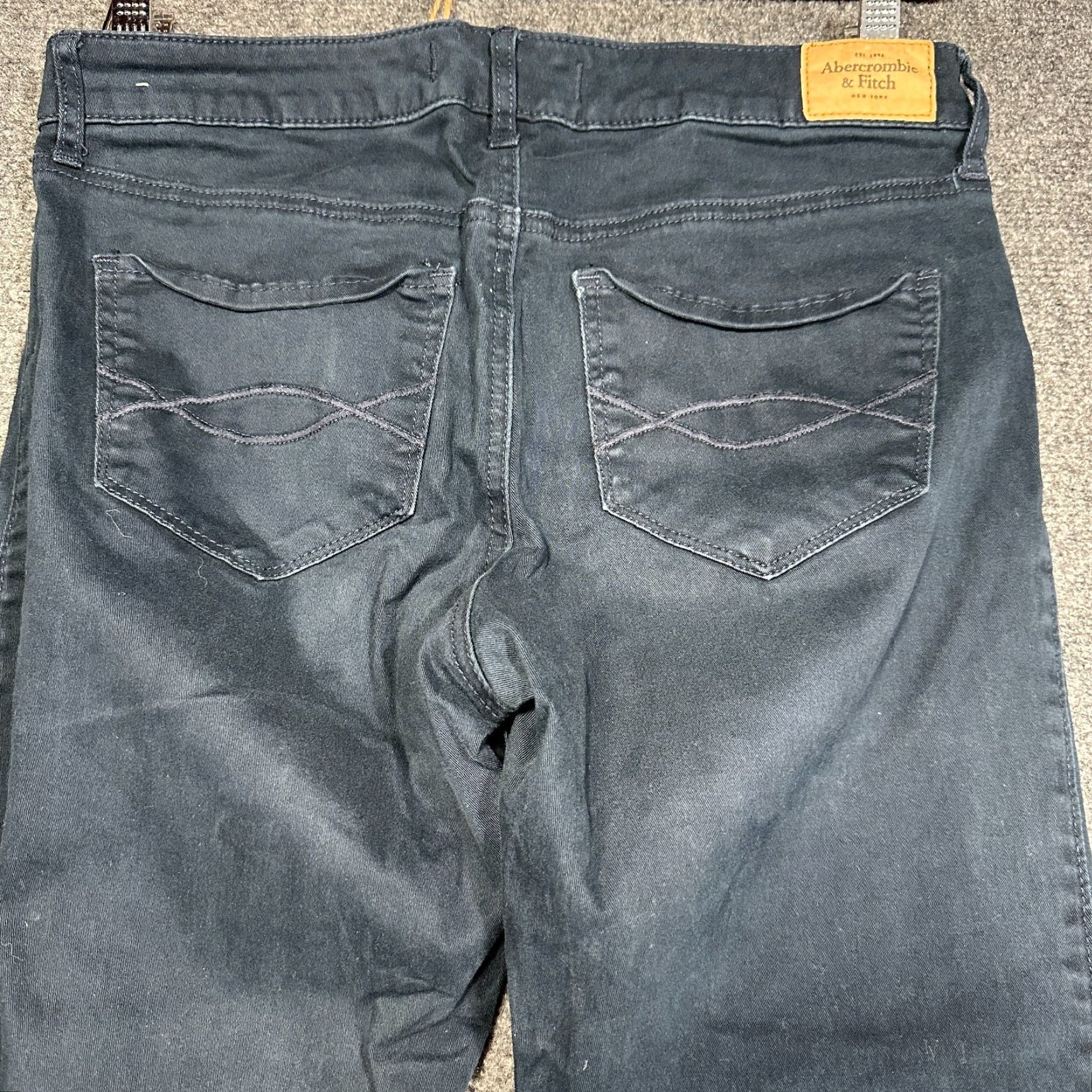 Abercrombie & Fitch Abercrombie & Fitch Jeans Women 28 Skinny Blue Cotton Blend Smooth Pockets denim Stretch Regular Rise 29 Inseam 29 Shirt? Size 28" / US 6 / IT 42 - 7 Thumbnail