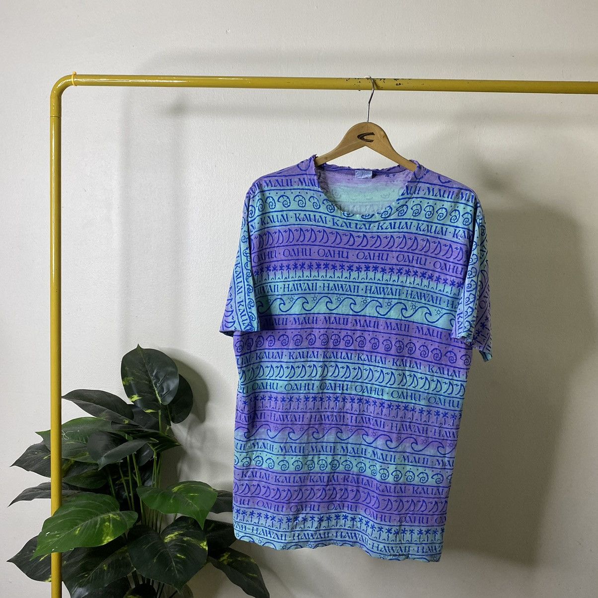 Vintage Vintage 1980s Crazy Shirt Hawaii Oahu Surf AOP Tee Surfing Size US L / EU 52-54 / 3 - 1 Thumbnail