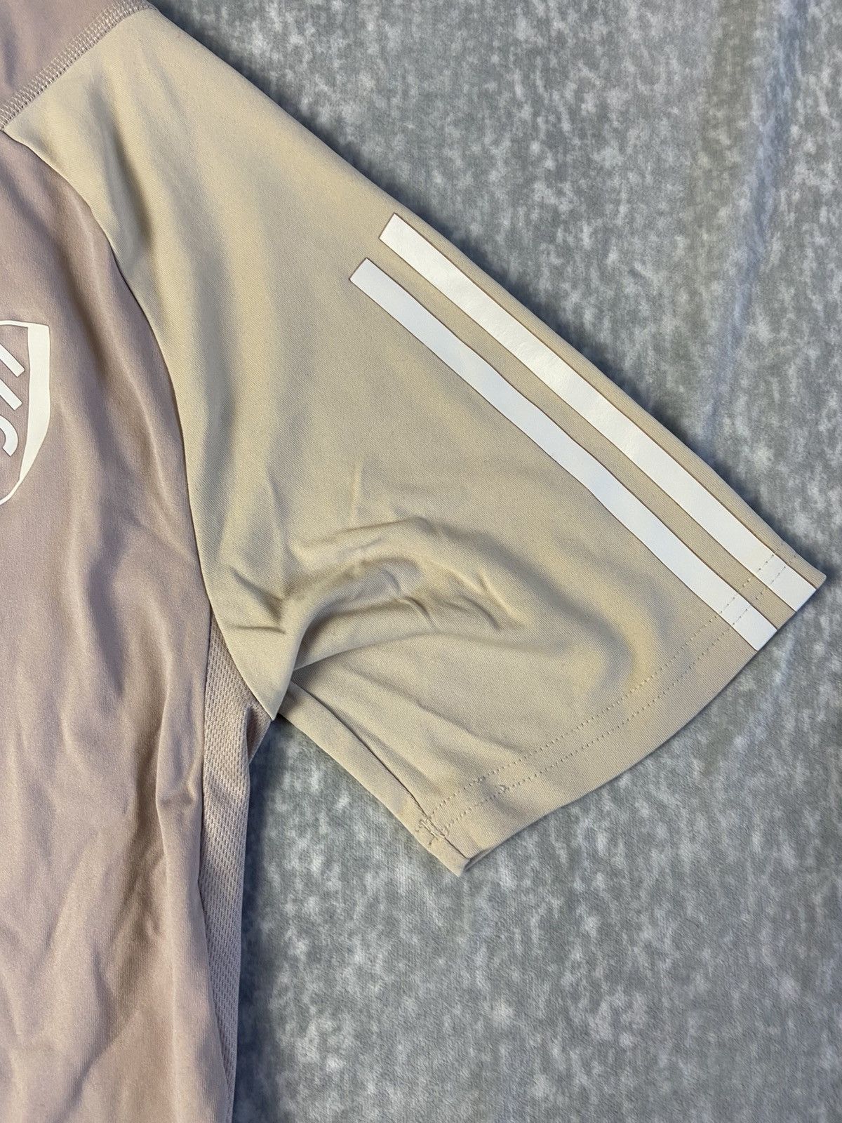 Adidas Adidas 2022-23 Fulham FC Training Shirt jersey Size US S / EU 44-46 / 1 - 2 Thumbnail