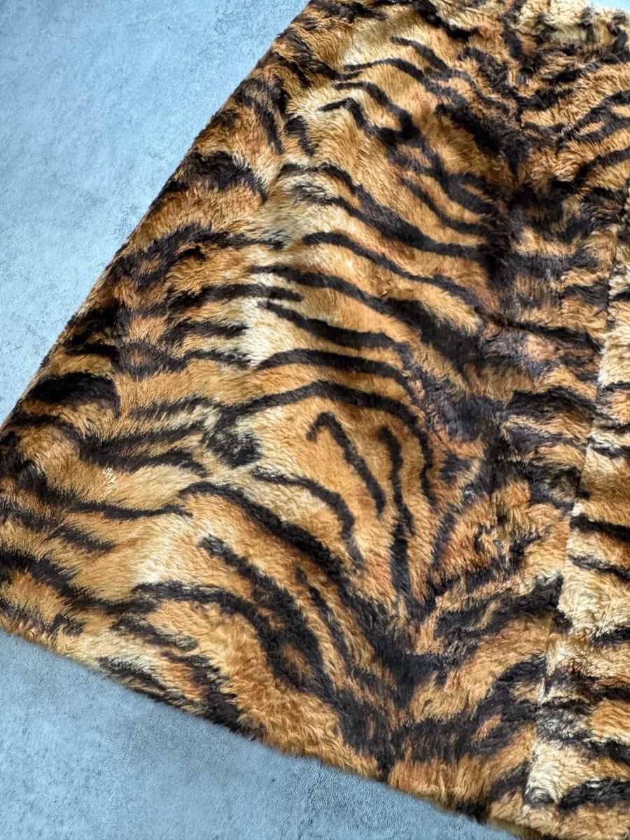 Dolce & Gabbana 2000s Dolce & Gabbana Tiger Faux Fur Skirt Size 26" / US 2 / IT 38 - 8 Thumbnail