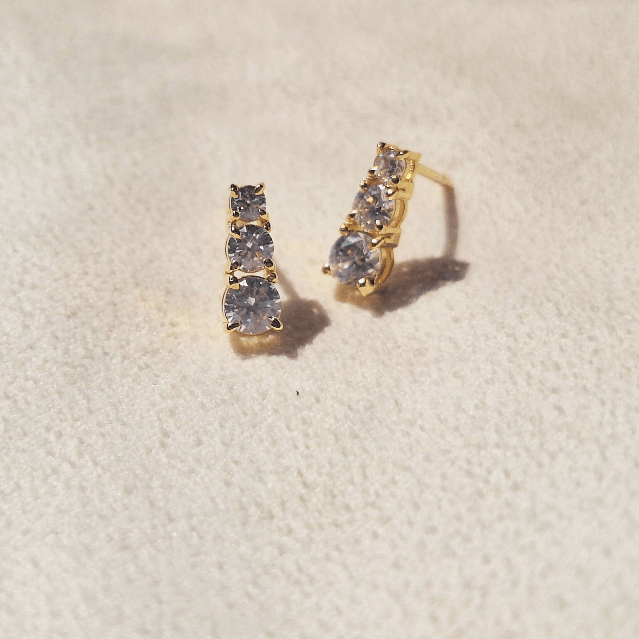 Other Graduate Stud earring Moissanite 925 Silver earring Size ONE SIZE - 1 Thumbnail