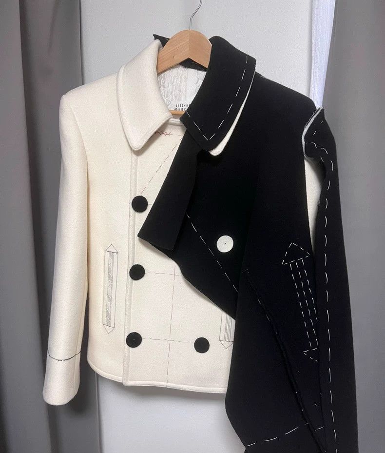 Maison Margiela Maison Margiela 2020 autumn and winter show black and white Size US S / EU 44-46 / 1 - 1 Thumbnail