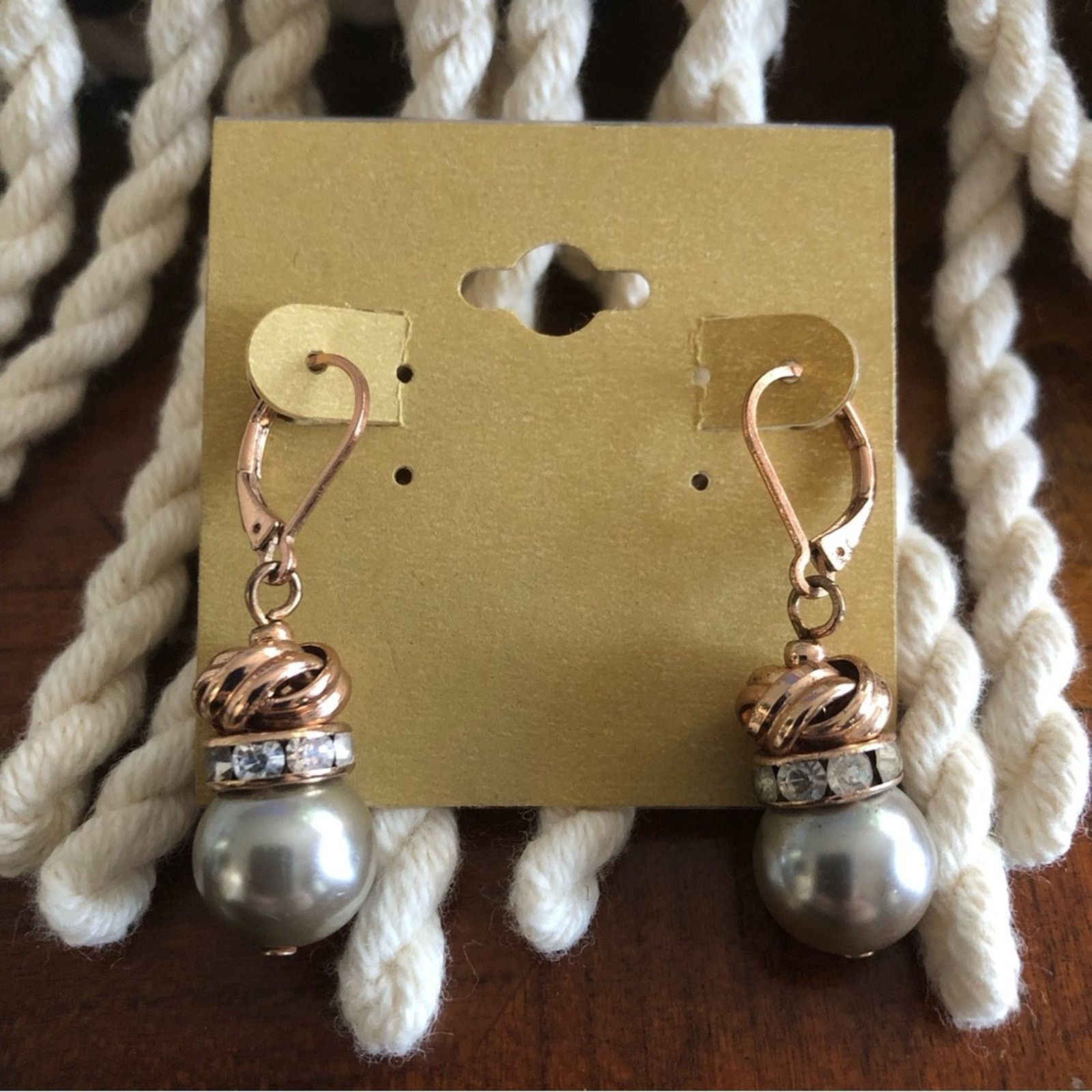 Vintage Vintage gray dangle pearl lever back earrings Size ONE SIZE - 1 Thumbnail