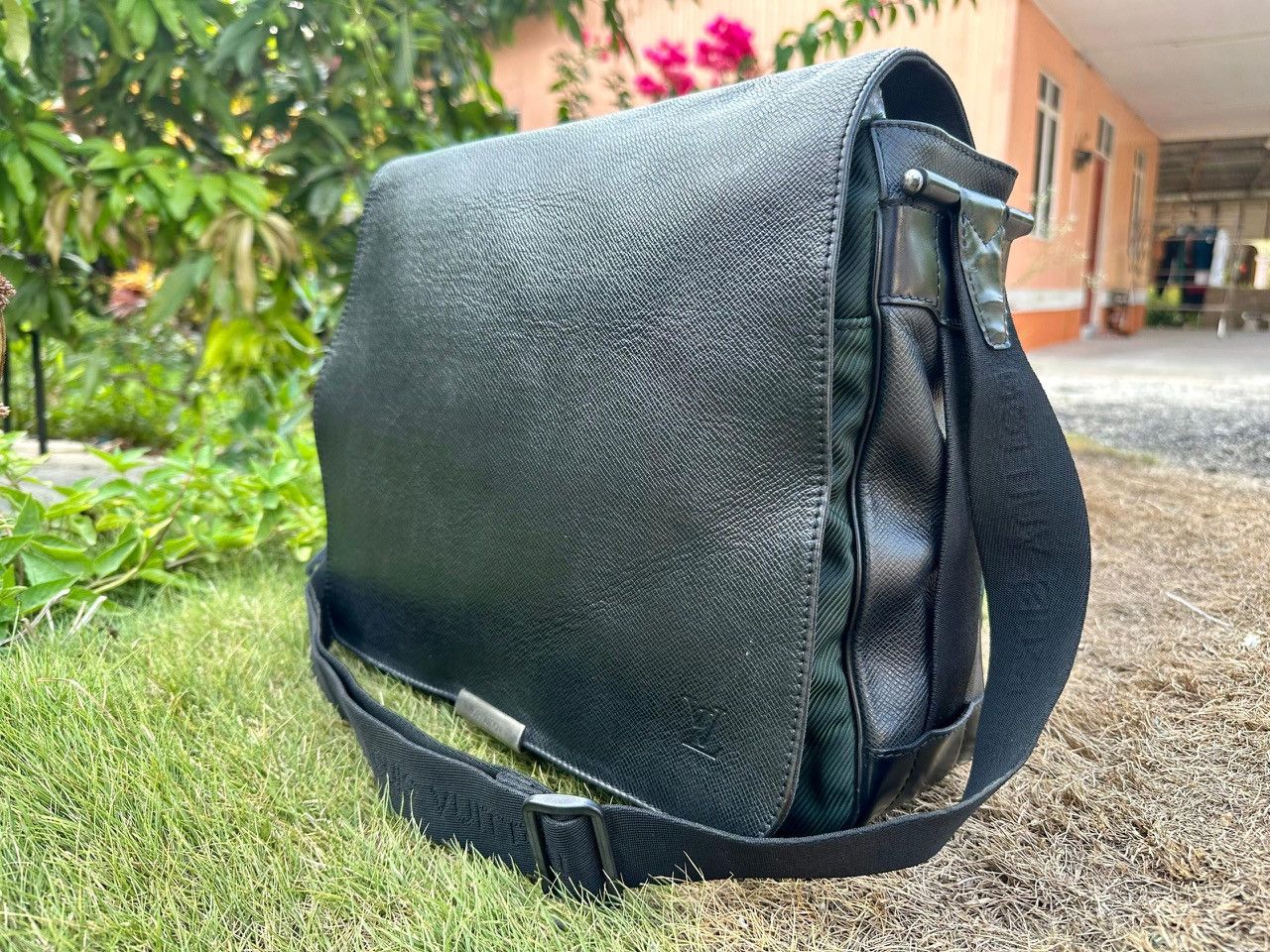 Louis Vuitton Authentic Louis Vuitton Ardoise Taiga Viktor Messenger Bag Size ONE SIZE - 2 Thumbnail