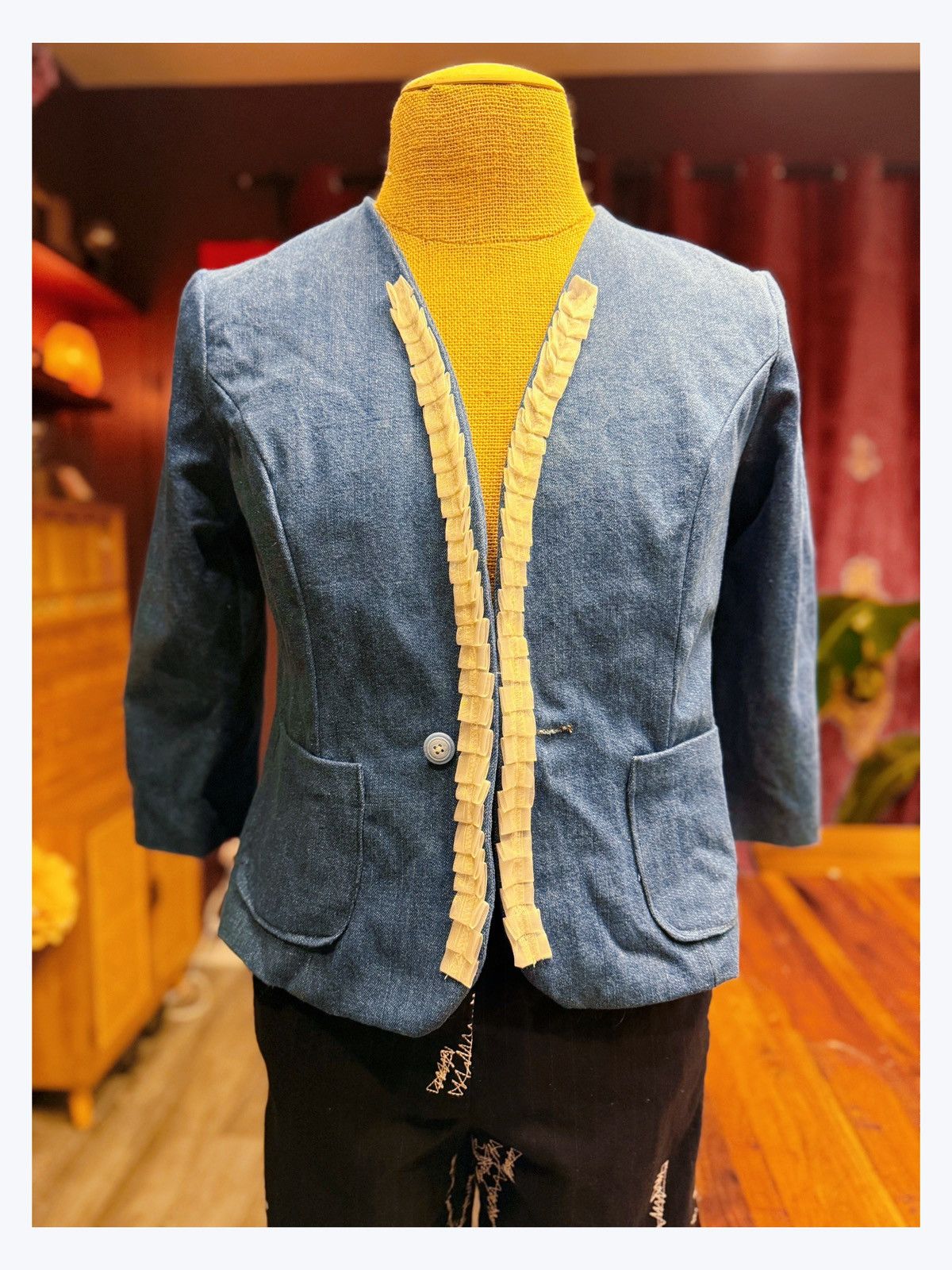 Chic Vintage-Style Denim Blazer with Ruffle Trim – Feminine