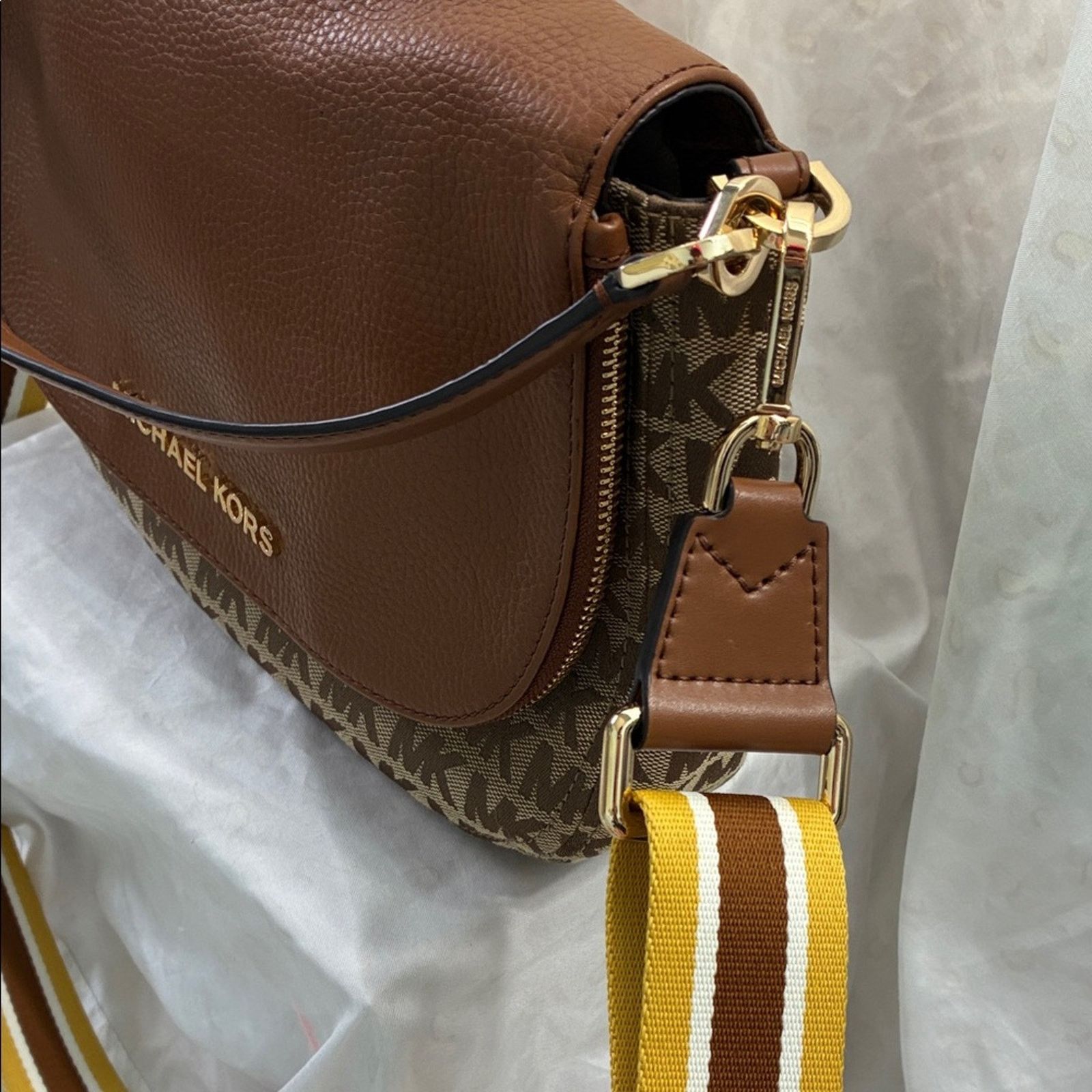 Michael Kors Michael Kors Brown and Tan Messenger Crossbody Size ONE SIZE - 6 Thumbnail