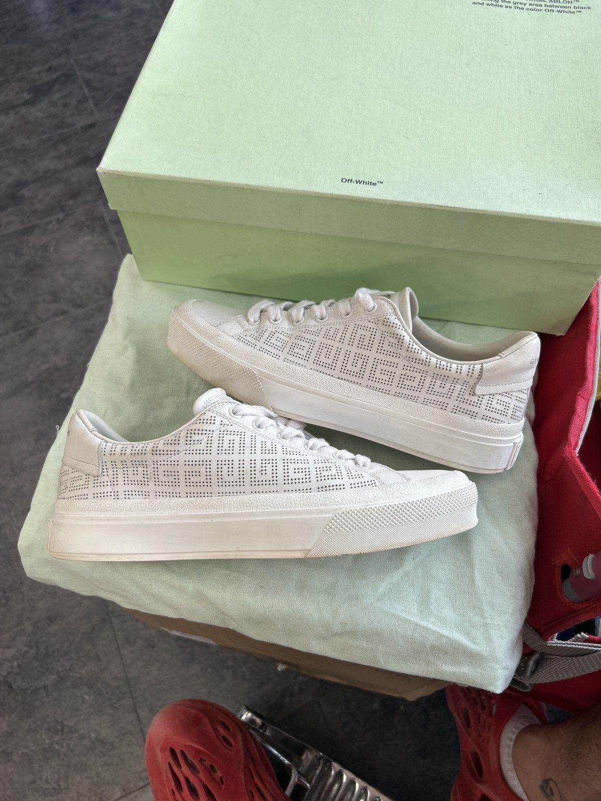 Givenchy Givency low top white Size US 9 / IT 39 - 1 Thumbnail