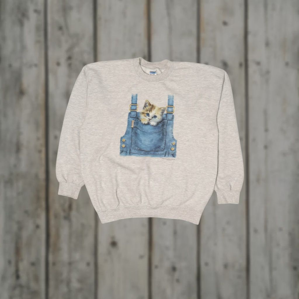 Gildan VINTAGE Gray Kitten In Overall Pocket Sweatshirt Gildan Large Grey Cotton / Polyester Long Sleeve Mens Womens 90s 100 % one-of-a-kind vintage Size US L / EU 52-54 / 3 - 1 Thumbnail