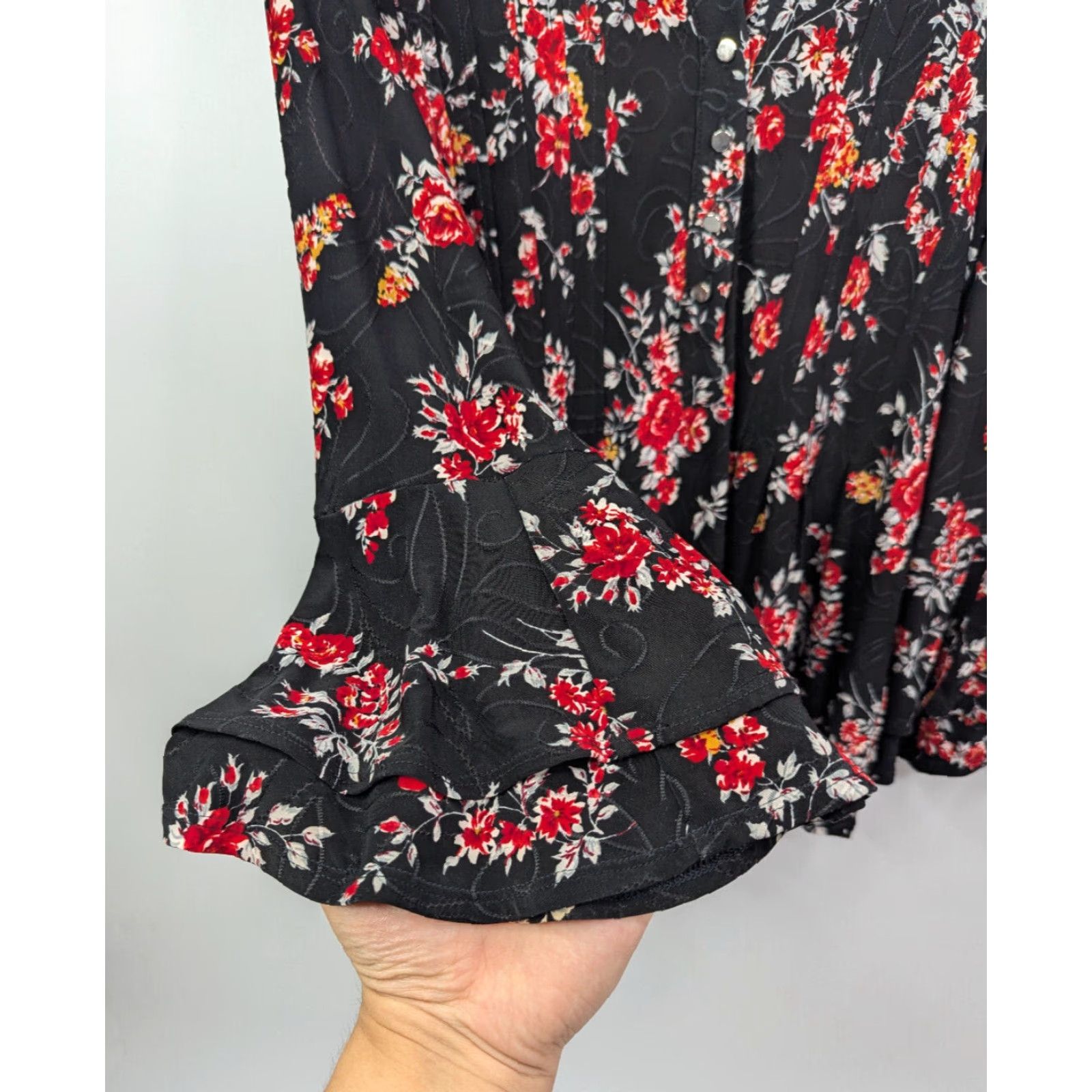 Bell Cocomo Women's Black Floral Top Blouse S Knit Long Bell Sleeve V-Neck Pleated Shirt Shirt-Style Purled? Size S / US 4 / IT 40 - 3 Thumbnail