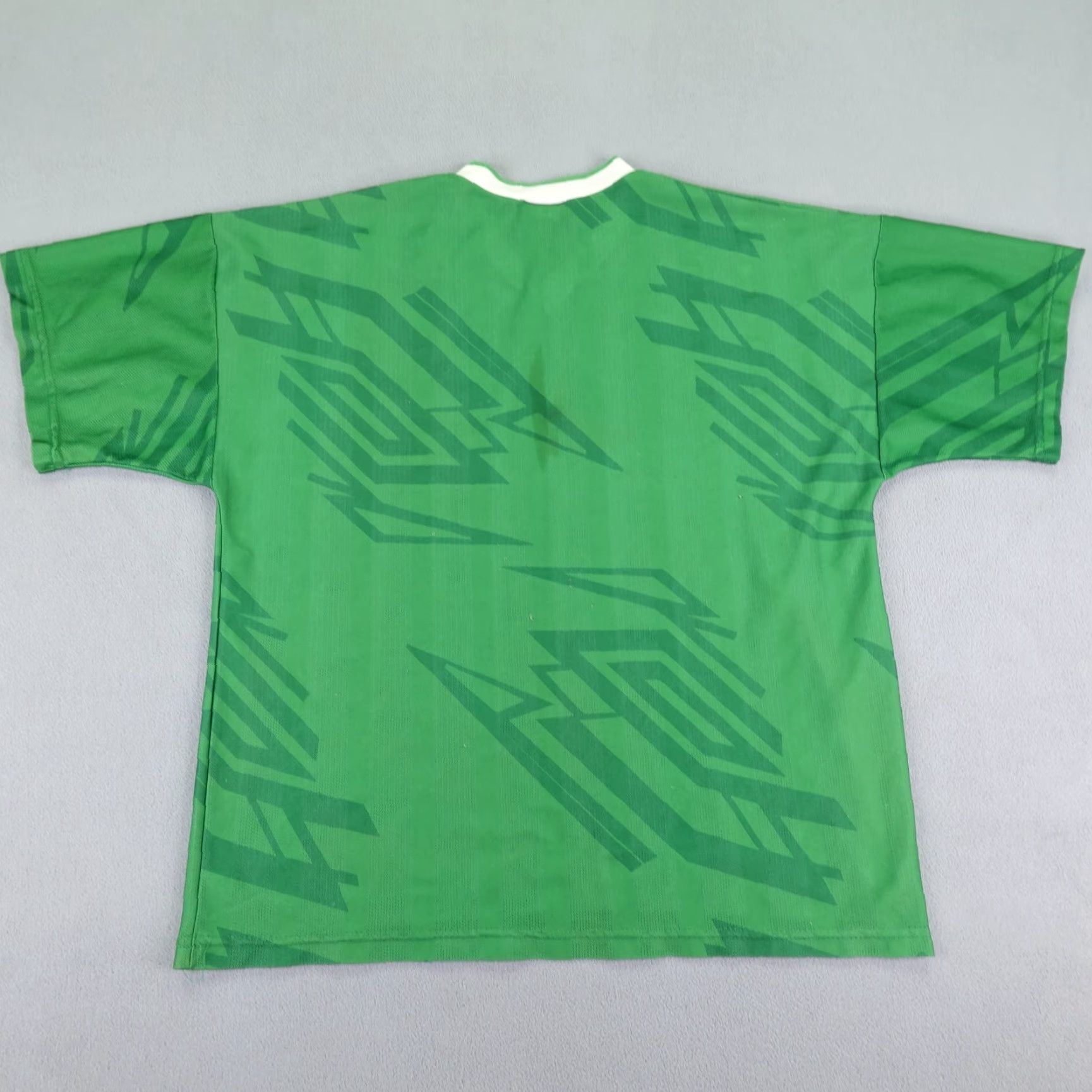 Umbro VINTAGE Umbro Shirt Mens XL Green White V Neck Soccer Jersey Made in USA 90s Size US XL / EU 56 / 4 - 7 Thumbnail