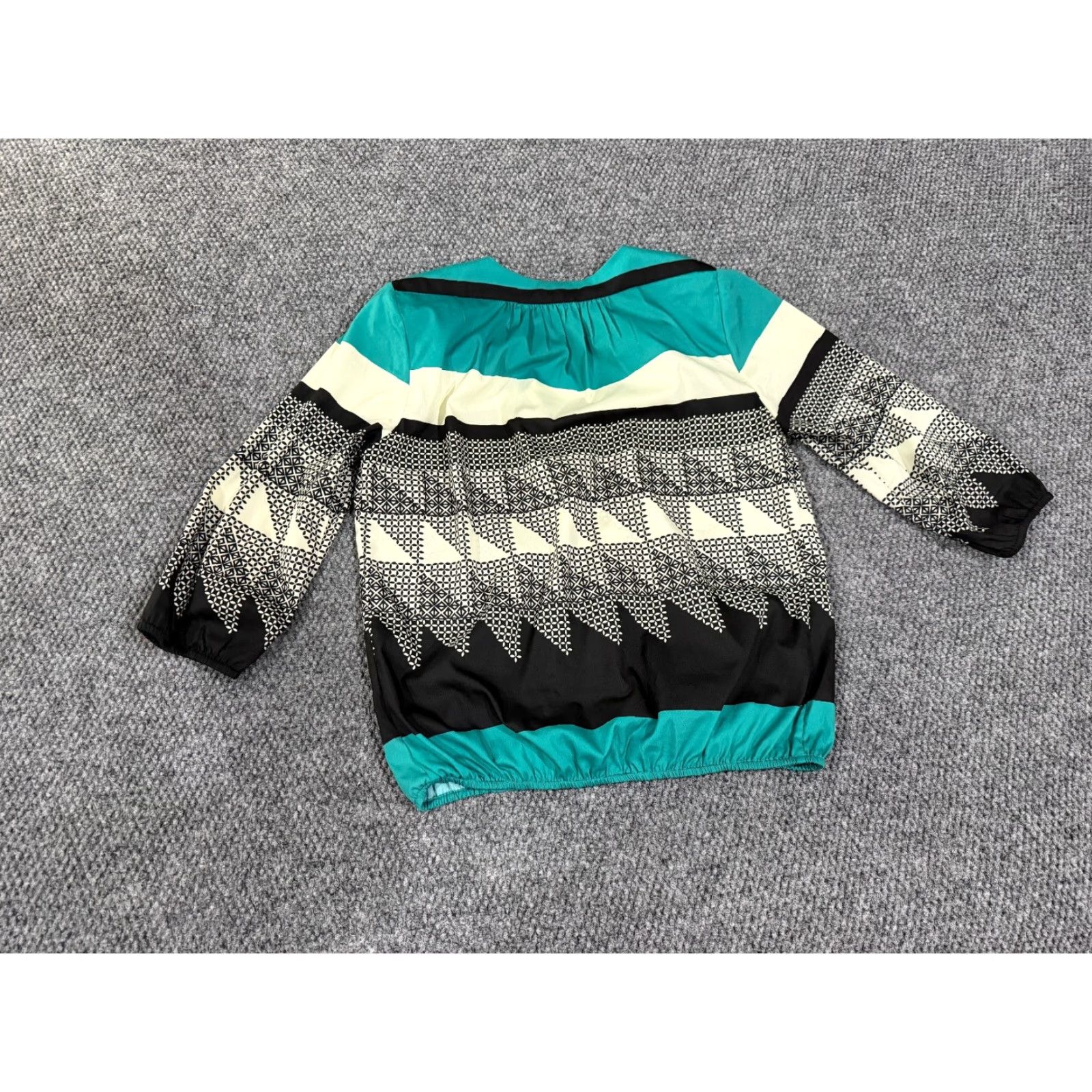 Saks Fifth Avenue Saks Fifth Avenue Blouse Womens Small Teal Black Geometric Long Sleeve V-Neck Pullover Casual Shirt Adult Womens Regular Size S Black Geometric Blouse Size S / US 4 / IT 40 - 6 Thumbnail