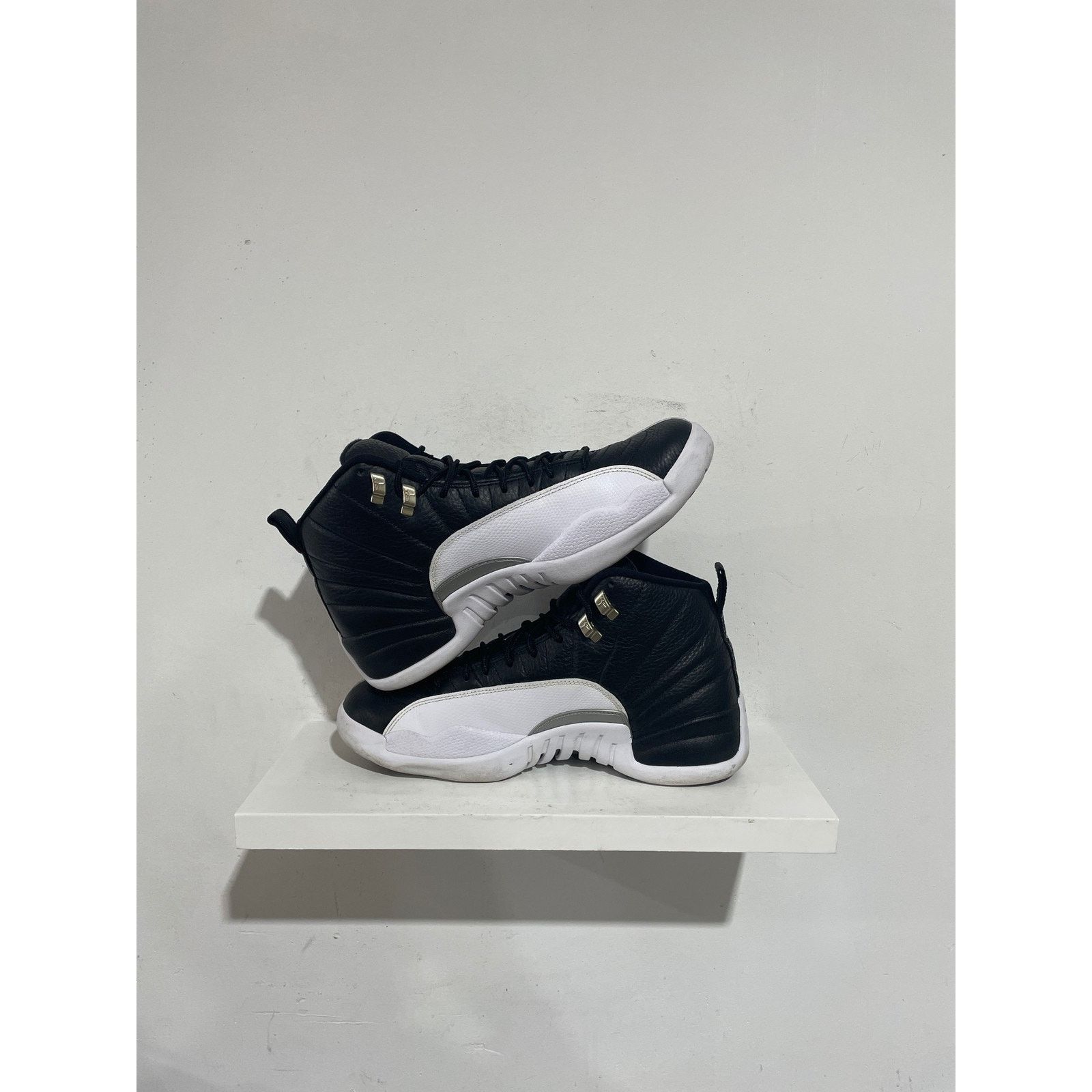 Nike NIKE JORDAN 12 PLAYOFFS 2022 SIZE 11 PREOWNED Size US 11 / EU 44 - 2 Thumbnail
