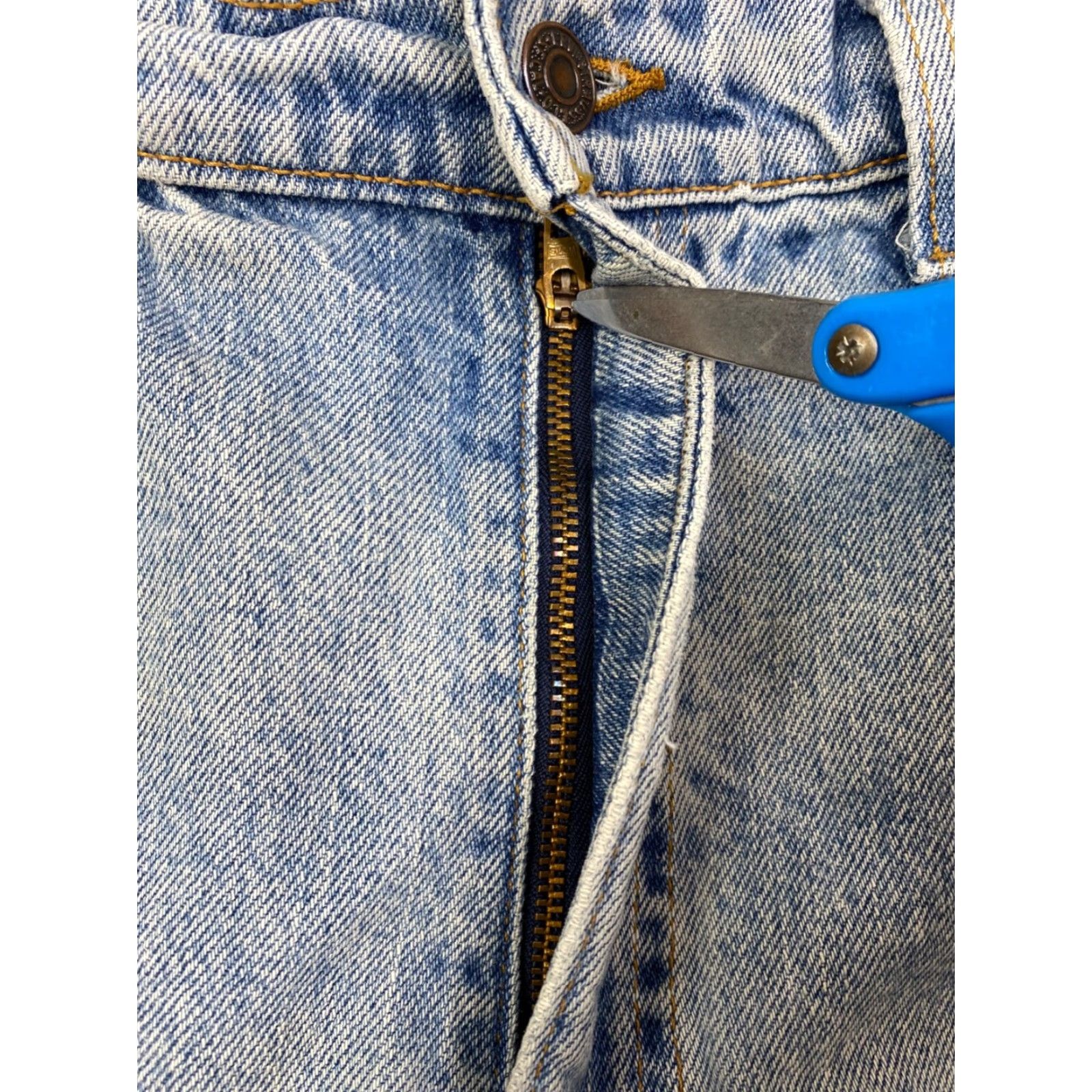 Levi's VINTAGE Levi's 550 Jeans Mens 38x30 Blue Distress USA Denim Straight Relaxed 38 INseam Regular 9862 Size US 38 / EU 54 - 3 Thumbnail