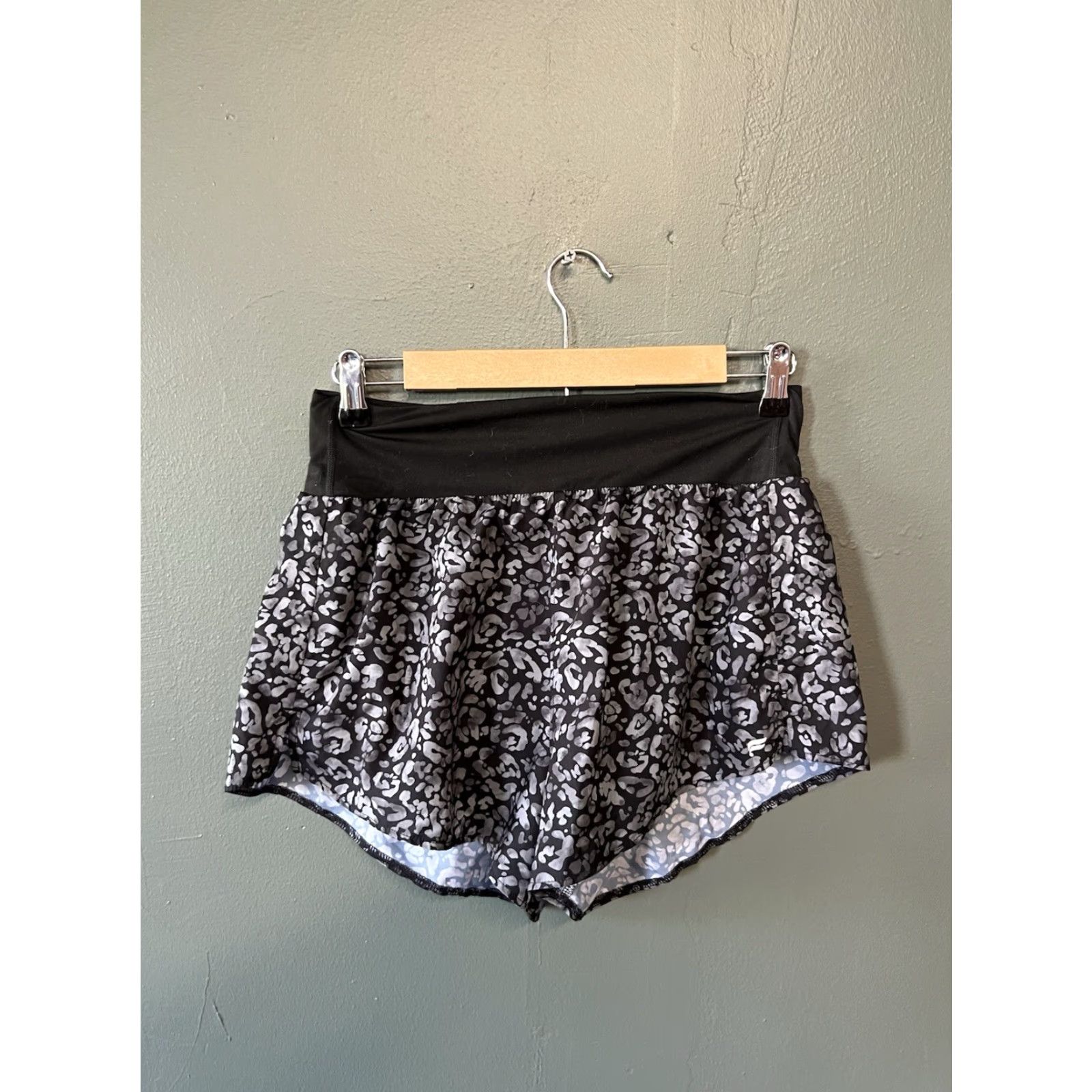 Fabletics Fabletics Athletic Shorts Women Black Floral Pattern Pull On Size M Size 32" / US 10 / IT 46 - 2 Thumbnail
