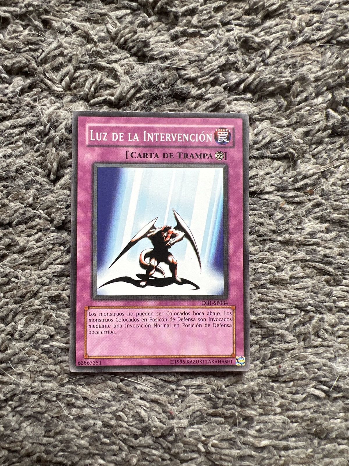 Vintage 1996 Konami Yu-Gi-Oh! Luz De La Intervención Card Size ONE SIZE - 1 Thumbnail