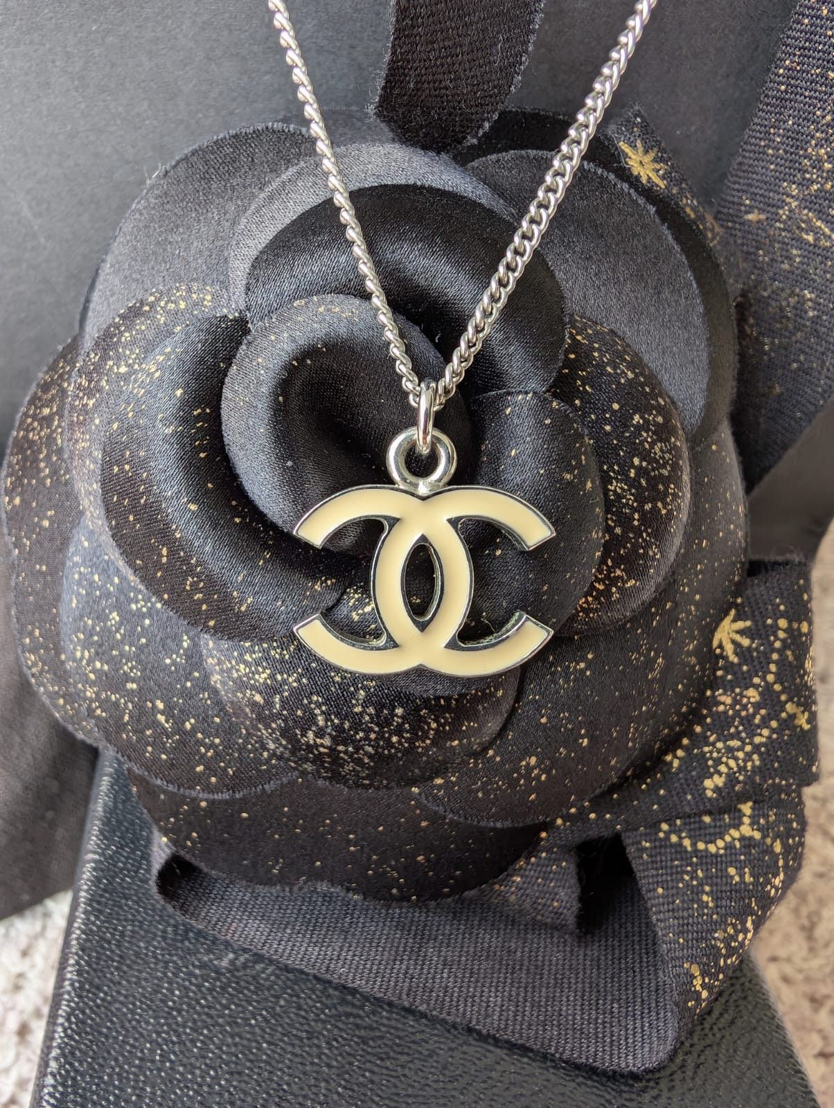 Chanel Chanel CC 05V Logo Ecru Enamel SHW Vintage necklace box Size ONE SIZE - 1 Thumbnail
