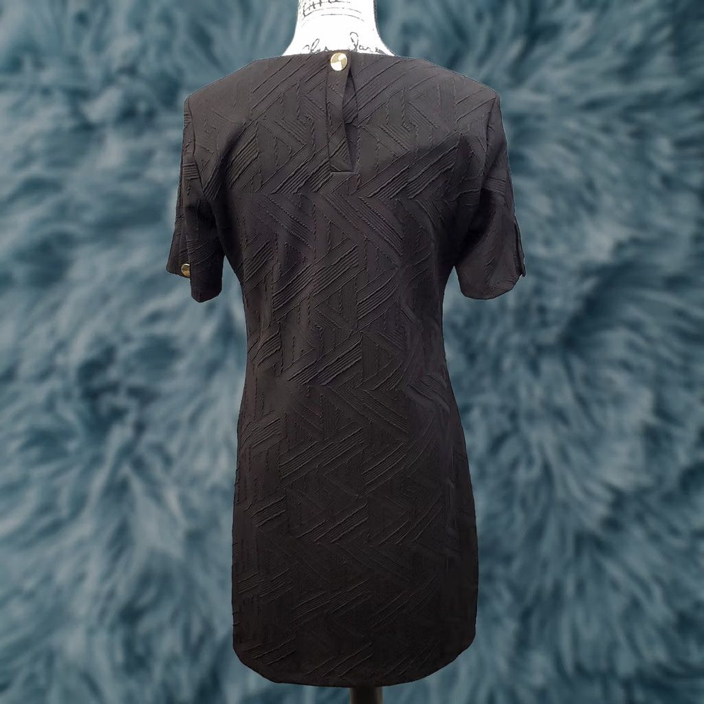 Tommy Hilfiger Tommy Hilfiger Sheath Dress Womens Size 8 Black Knit Textured Gold Snap Sleeve Midi Short Sleeve Crew Neck Casual Party/Cocktail Women Size 8 Black Size M / US 6-8 / IT 42-44 - 1 Thumbnail