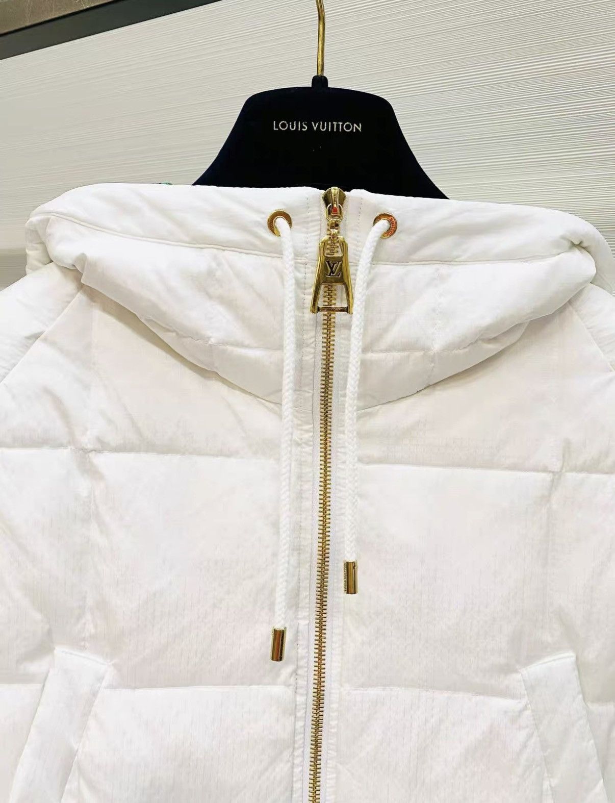 Louis Vuitton Louis Vuitton Classic White Cropped Zip-up Down Vest J33 Size XS / US 0-2 / IT 36-38 - 3 Thumbnail