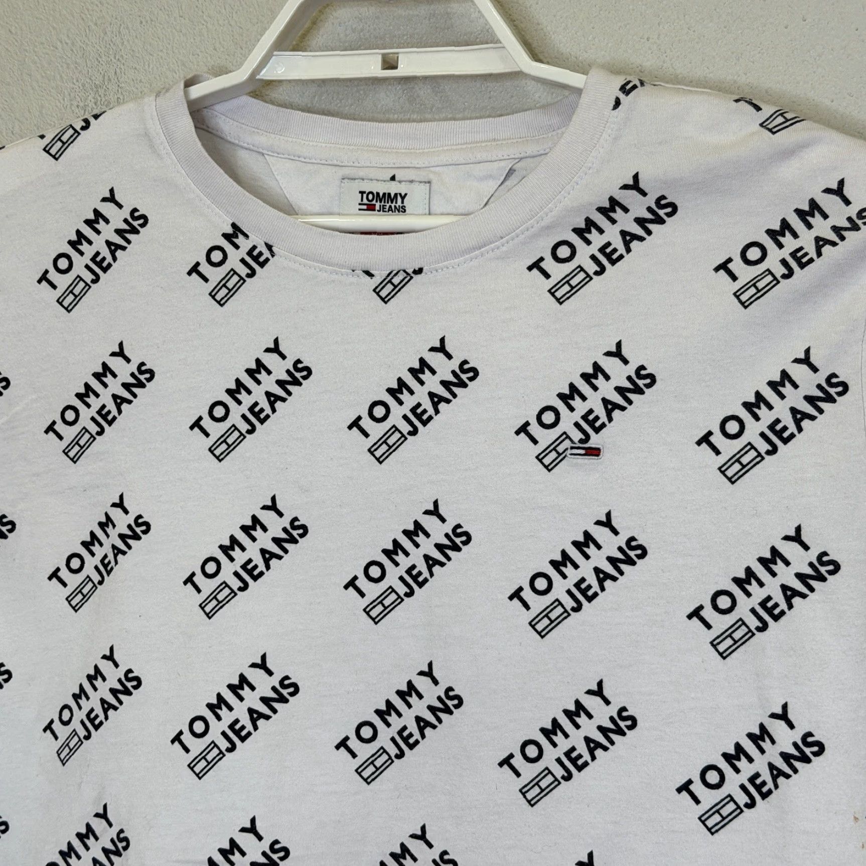 Tommy Hilfiger VINTAGE Tommy Jeans Y2K Crop T-Shirt Womens Large Long Sleeve Allover Spellout 100% Cotton Size L / US 10 / IT 46 - 2 Thumbnail
