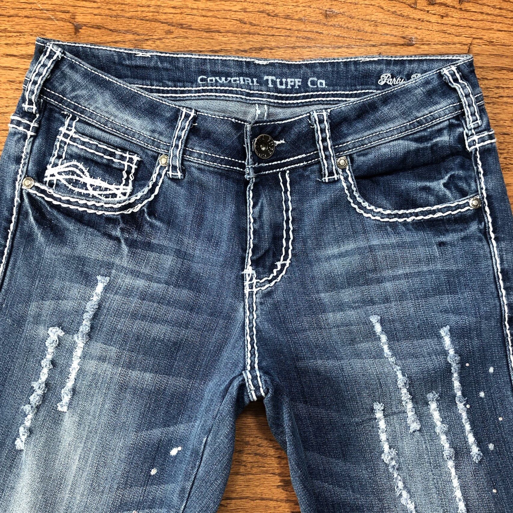 Denime COWGIRL TUFF Capri Jeans Womens 28 Blue Distressed Sequin Denim 5-Pocket Zip Rise 8 Inseam 24 Festival Cowboy Size 28" / US 6 / IT 42 - 3 Thumbnail