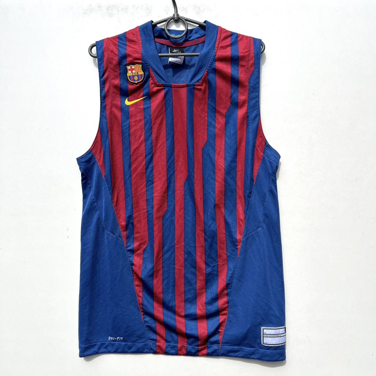 Nike BARCELONA BASKETBALL TRAINING SHIRT JERSEY NIKE Size US L / EU 52-54 / 3 - 1 Thumbnail