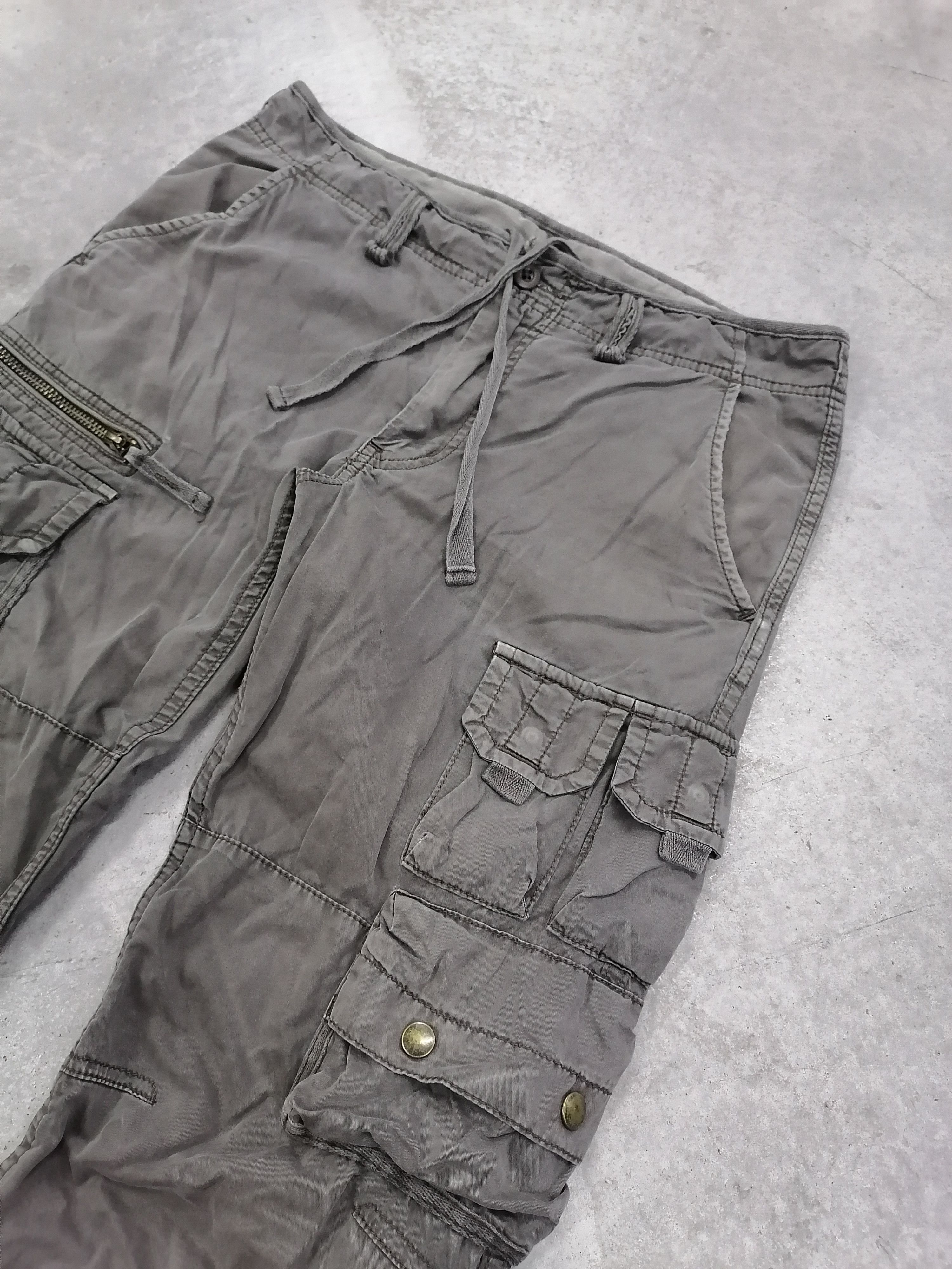 Japanese Brand Trashed Faded Uniqlo Utility Pocket Distressed Cargo Pants Size US 31 - 4 Thumbnail