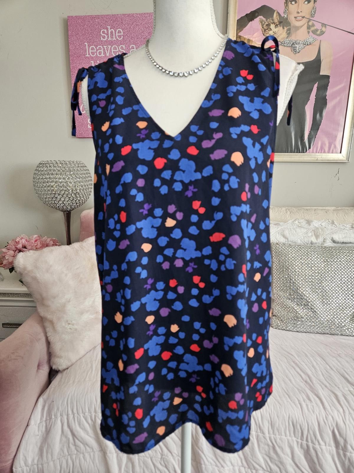 Designer LOFT Navy Floral Print V-Neck Sleeveless Top - Size M Size M / US 6-8 / IT 42-44 - 1 Thumbnail