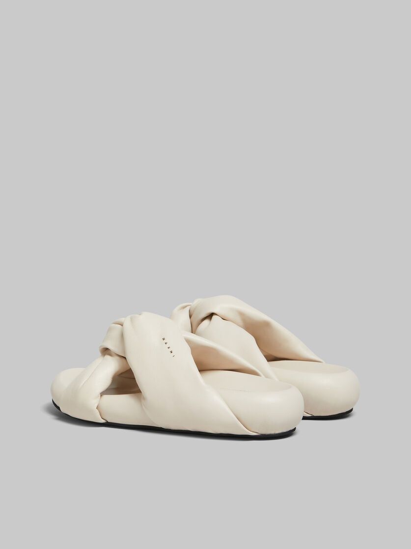 oc11z0525 Twisted Leather Bubble Sandal in White