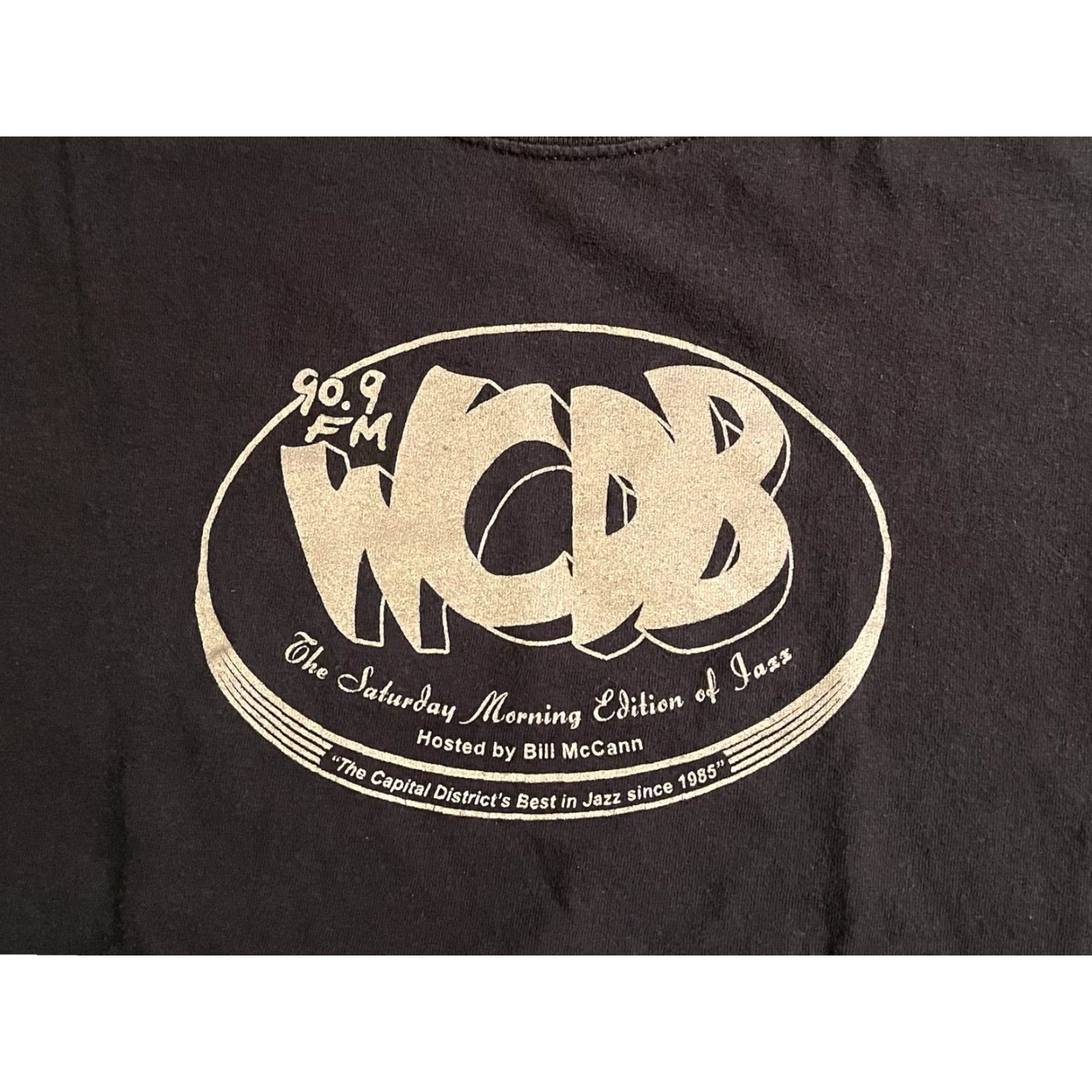 Gildan VINTAGE 90.9 WCDB Saturday Morning Edition of Jazz Bill McCann Shirt Men’s L Black Shirt T-Shirt Music Band Retro Logo Print Size US L / EU 52-54 / 3 - 3 Thumbnail