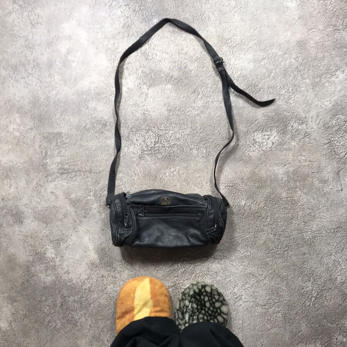 Vintage Y2K Black Leather Crossbody Bag Japanese Streetwear Slim OS Size ONE SIZE - 1 Thumbnail