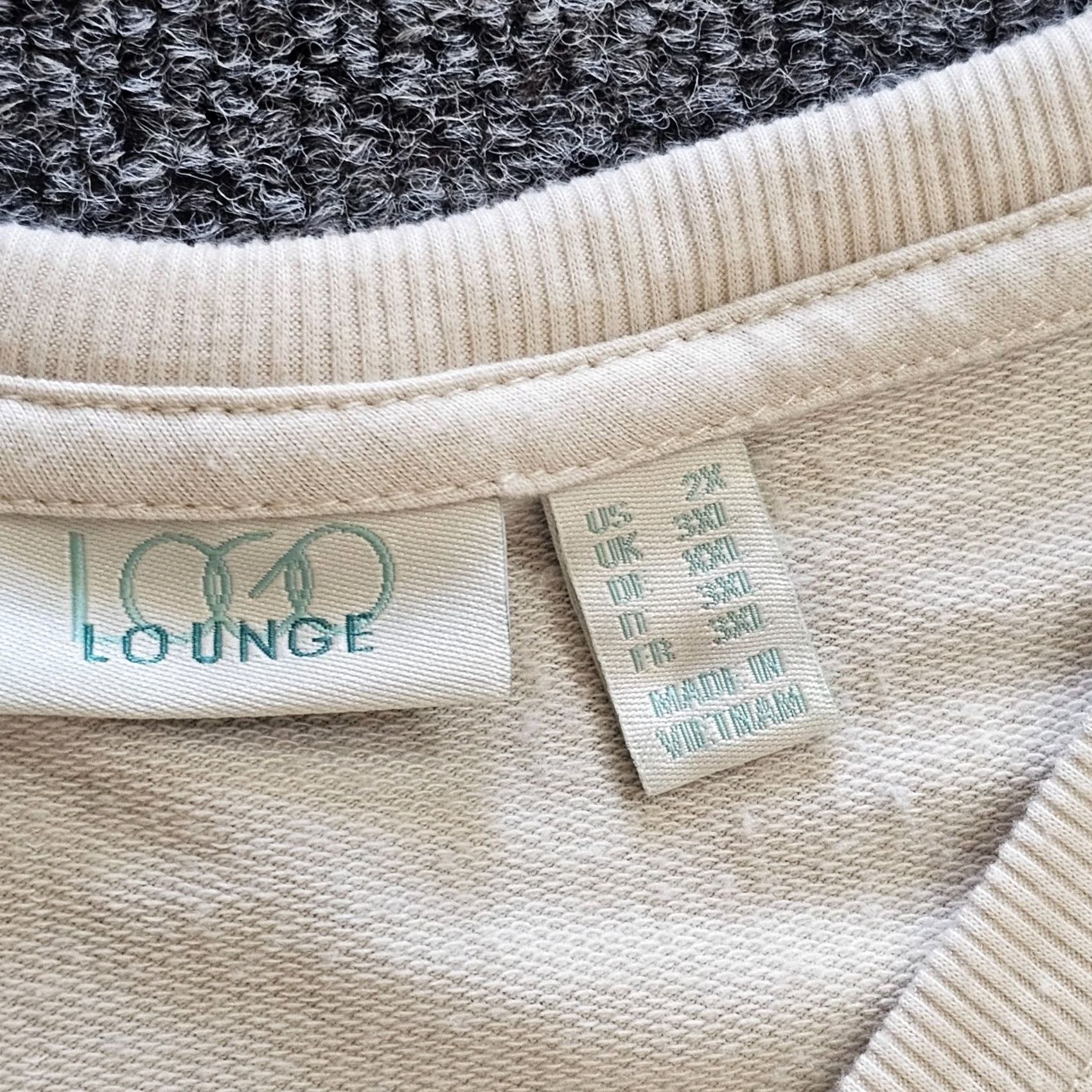Vintage LOGO by Lori Goldstein Top Women 2X Beige V-Neck Stretch Casual Basic Layer Comfort Shirt Plus Size Women"} Size XXL / US 16-18 / IT 52-54 - 3 Thumbnail
