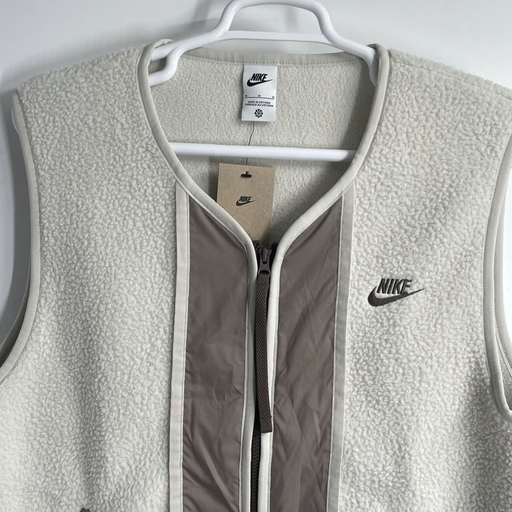 Nike Nike Sportswear Fleece Vest Men’s Medium Beige DD5025 Sport Essentials Activewear Vest Sleeveless Mid-Length Pockets Logo Size US M / EU 48-50 / 2 - 4 Thumbnail