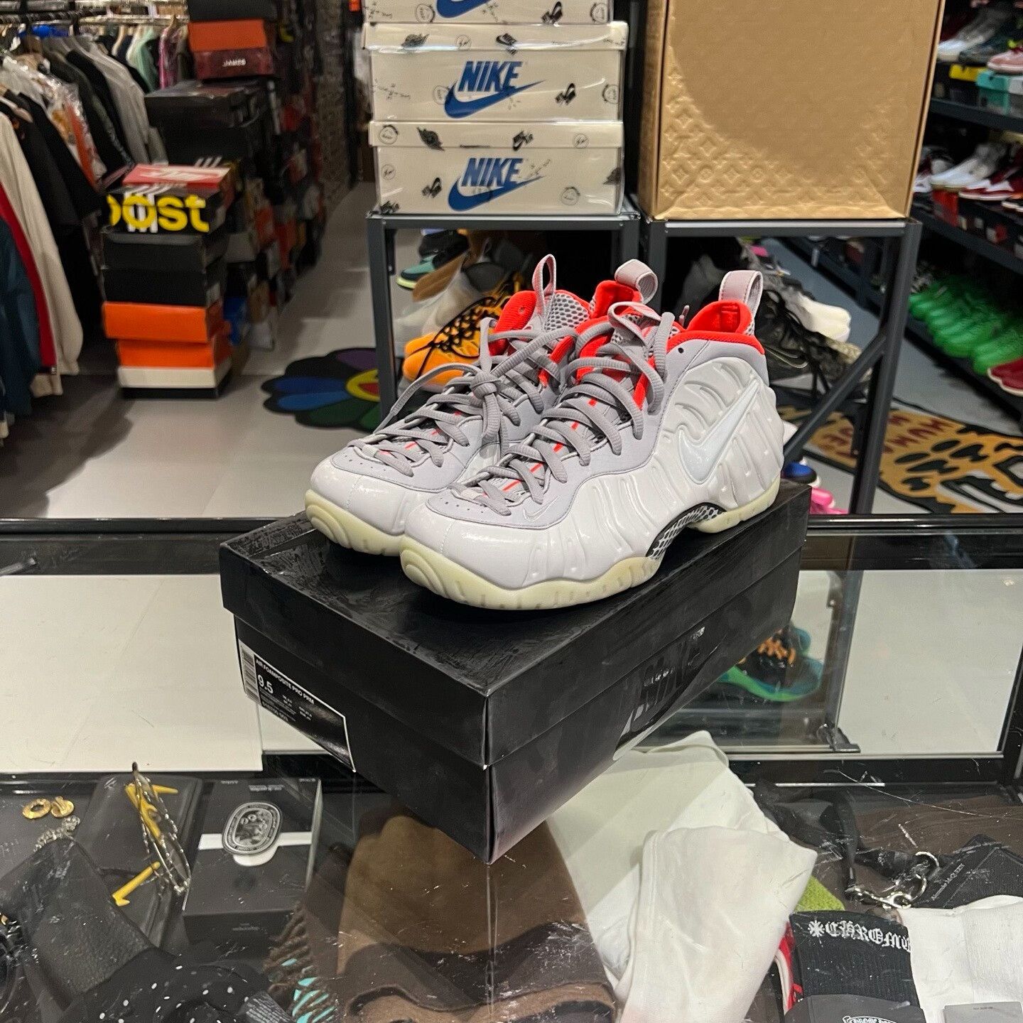 Nike Nike White Lowtop Sneakers 10 Men Size US 10 / EU 43 - 1 Thumbnail