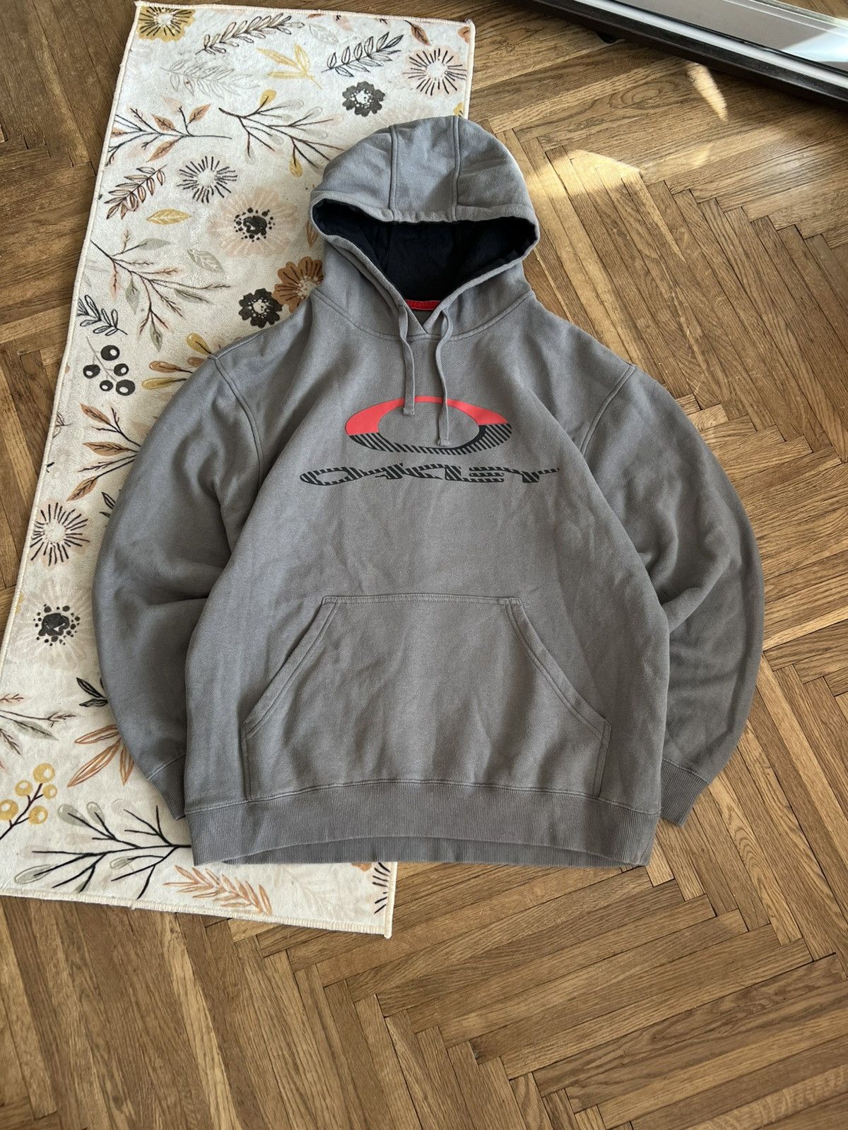 Oakley Vintage Oakley Front Logo Hoodie Size US L / EU 52-54 / 3 - 1 Thumbnail